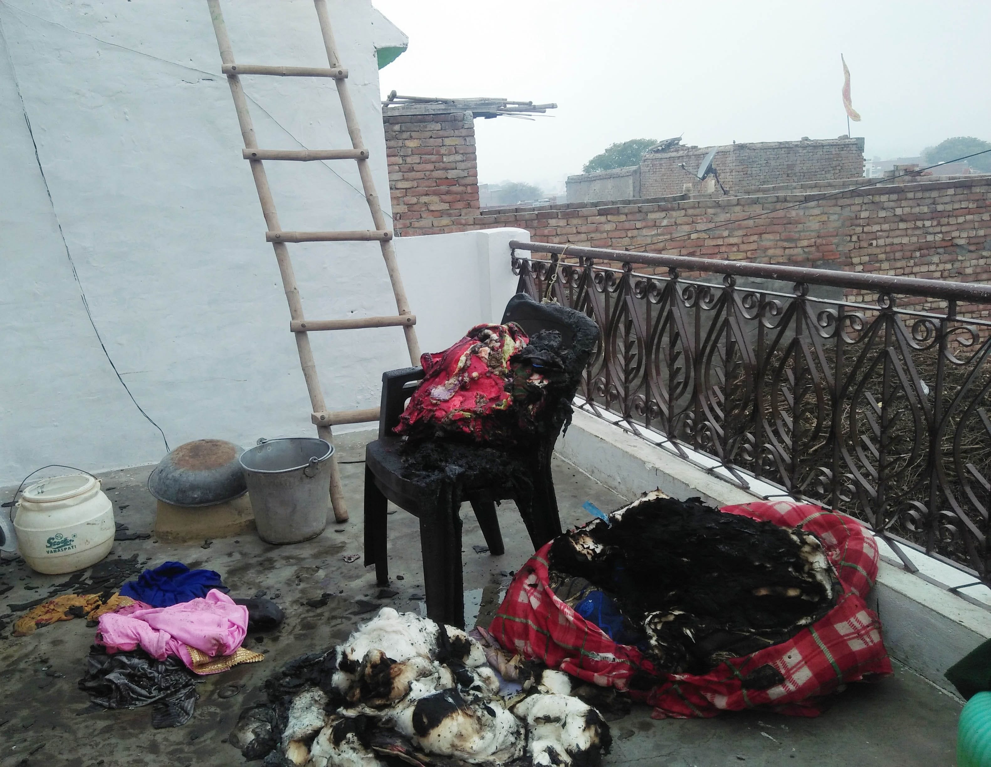 पेगां के एक मकान के कमरे में लगी आग में जली हुई रजाई व अन्य सामान।