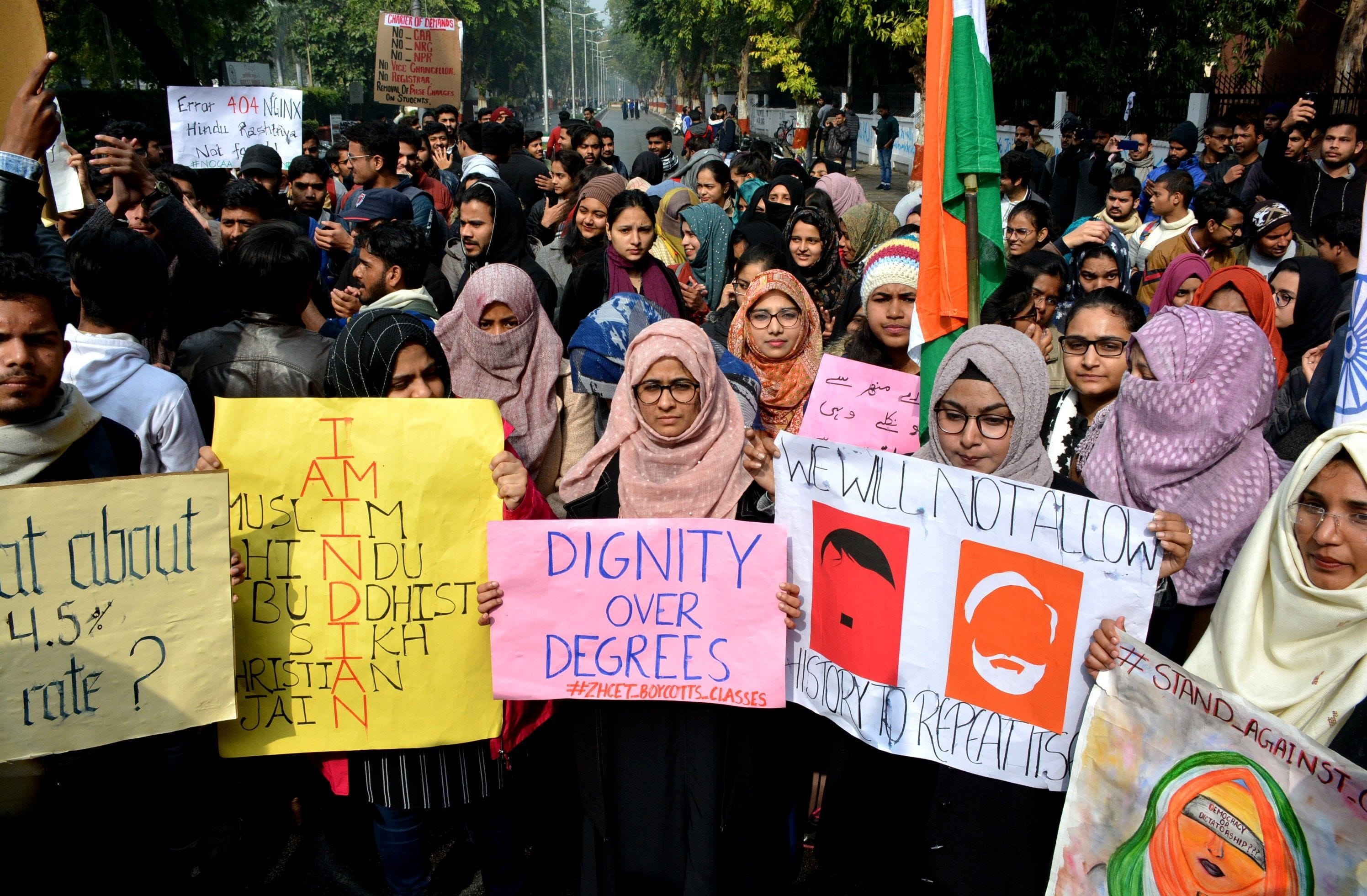 एनआरसी, सीएए और एनपीआर को लेकर विरोध प्रदर्शन करतीx एएमयू इंजीनियरिग की छात्राएं।