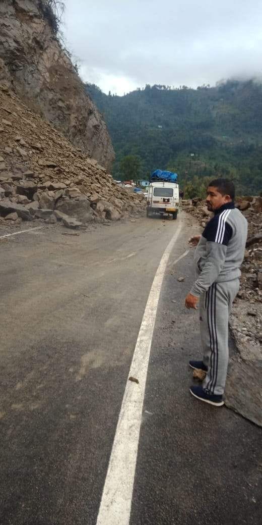 चंपावत के स्वांला में पहाड़ी से पत्थर गिरने से बंद राजमार्ग।