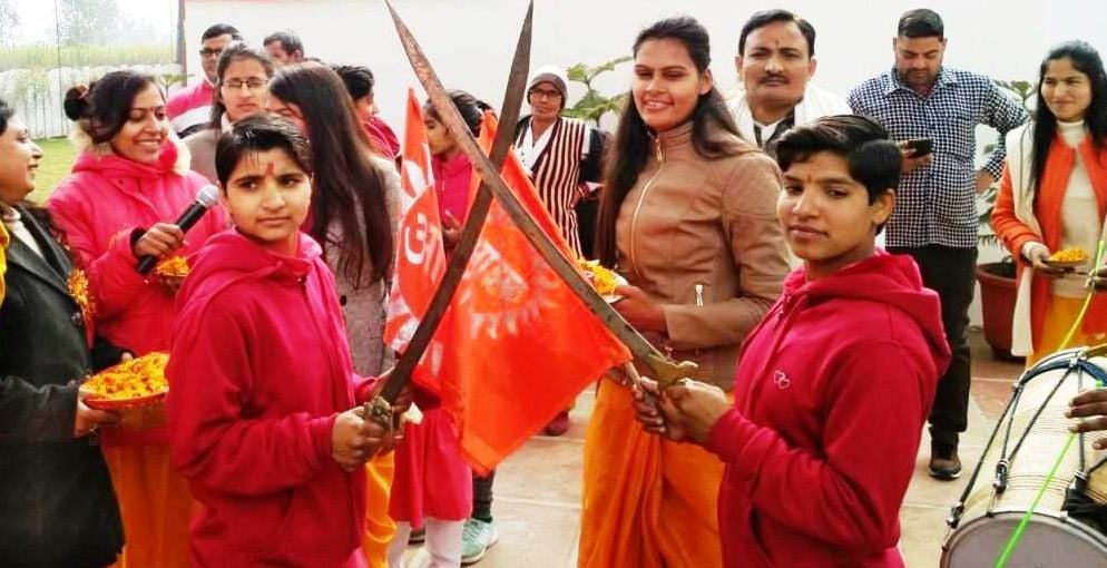 गुरुकुल में वार्षिक उत्सव में सांस्कृतिक कार्यक्रम प्रस्तुत करती छात्राएं।