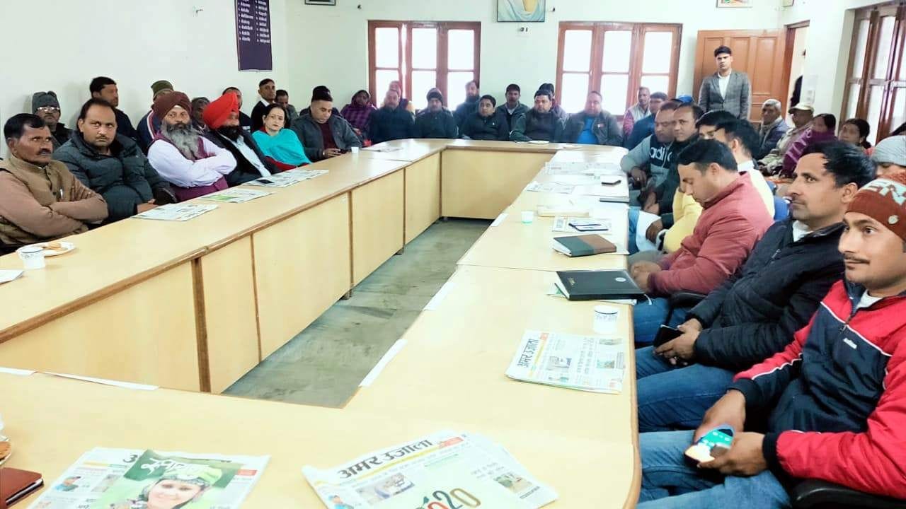 अमर उजाला की मोहल्ला चौपाल में शामिल लोग और विभिन्न विभागों के अधिकारी। अमर उजाला की मोहल्ला चौपाल में शामिल लोग और विभिन्न विभागों के अधिकारी।