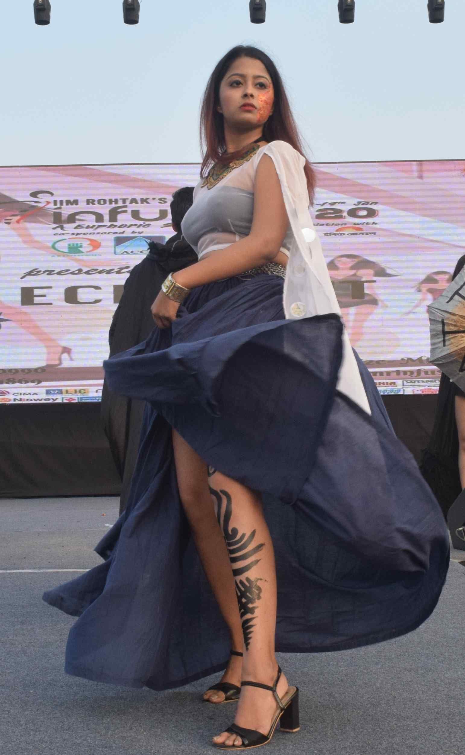 आईआईएम में  इनफ्यूजन 2020 में आयोजित फैशन शो में भाग लेते प्रतिभागी। 