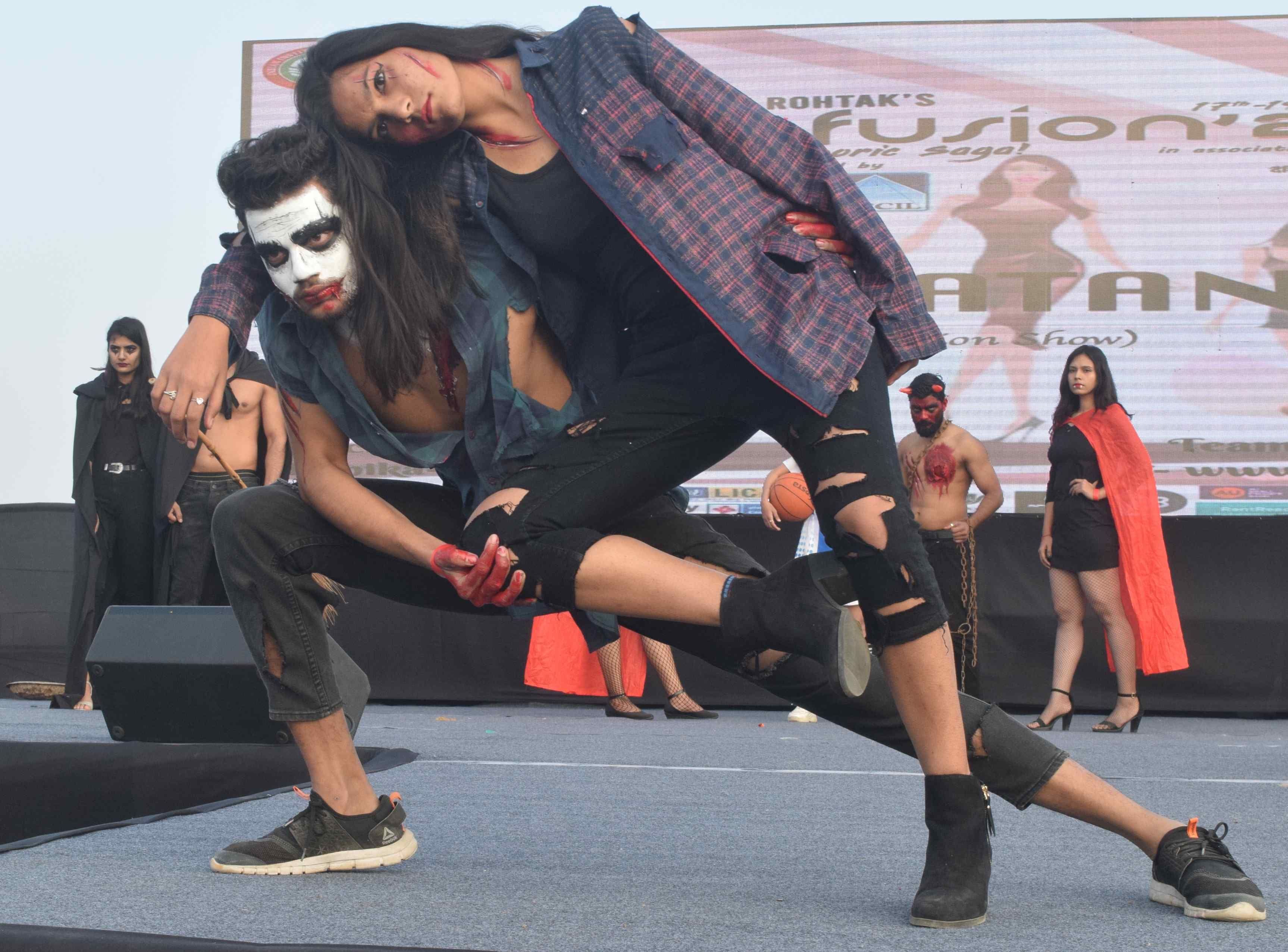 आईआईएम में  इनफ्यूजन 2020 में आयोजित फैशन शो में भाग लेते प्रतिभागी। 