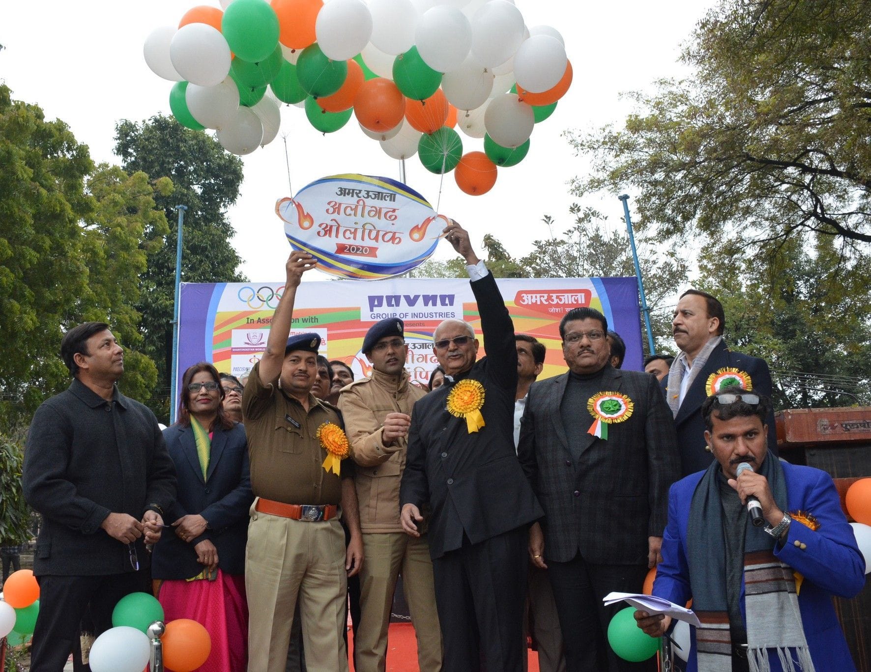 अलीगढ़ ओलंपिक 2020 का गुब्बारें उड़ाकर शुभारंभ करते खिलाड़ी जफर इकबाल व अन्य। अलीगढ़ ओलंपिक 2020 का गुब्बारें उड़ाकर शुभारंभ करते खिलाड़ी जफर इकबाल व अन्य।
