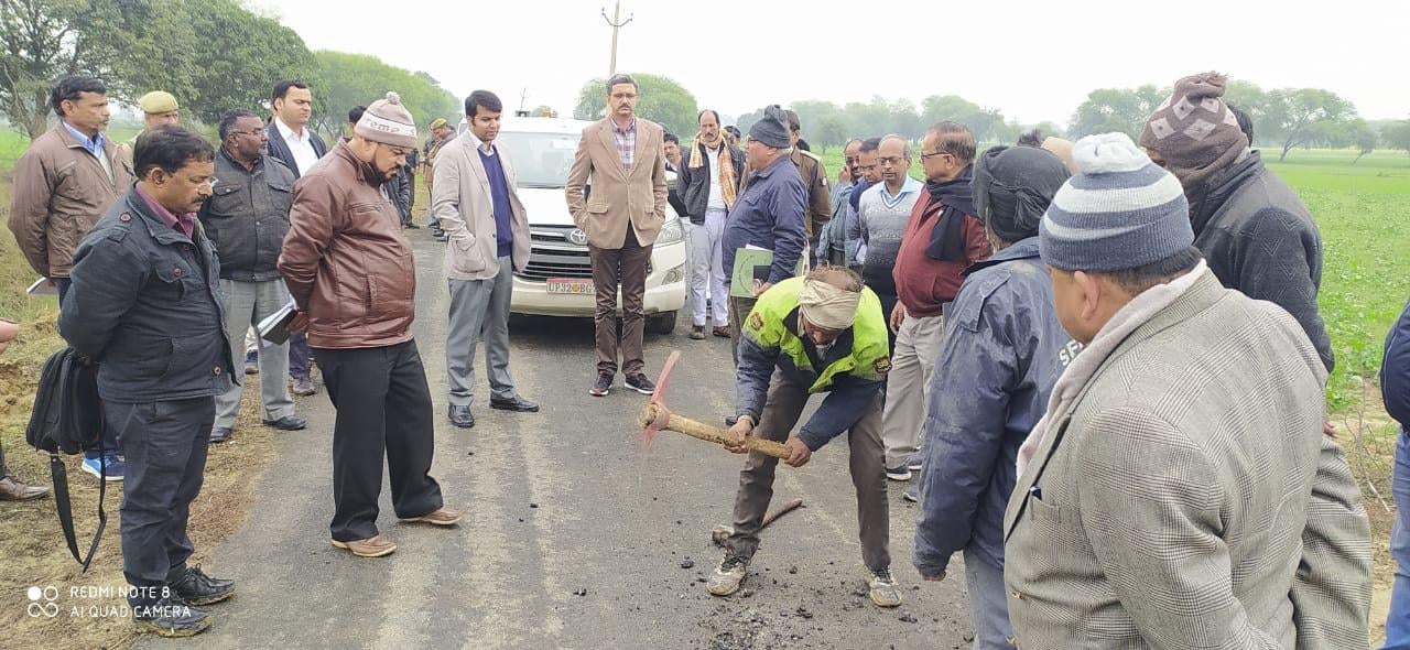 कुसमरा बावनी मार्ग की सड़क खुदवा कर देखते नोडल अधिकारी कुसमरा बावनी मार्ग की सड़क खुदवा कर देखते नोडल अधिकारी