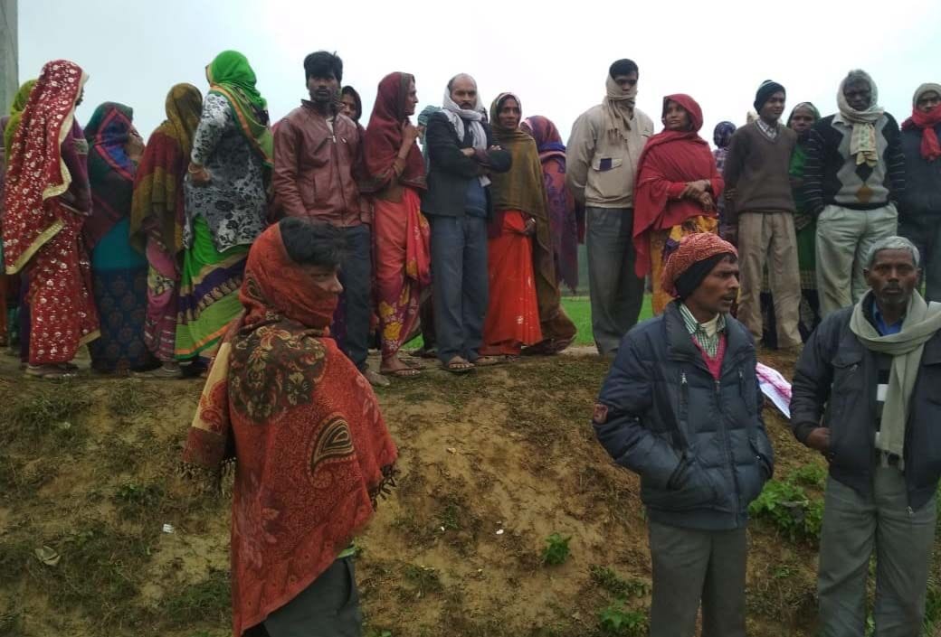 कोहडौर थाने के कांधरपुर बाजार में युवक का शव मिलने के बाद जुटी भीड़। कोहडौर थाने के कांधरपुर बाजार में युवक का शव मिलने के बाद जुटी भीड़।