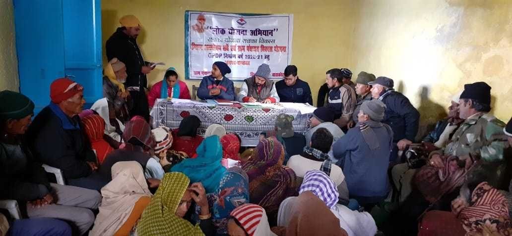 बाराकोट के काकड़ खतेड़ी की पहली खुली बैठक में विकास कार्यों पर चर्चा करते ग्रामीण।