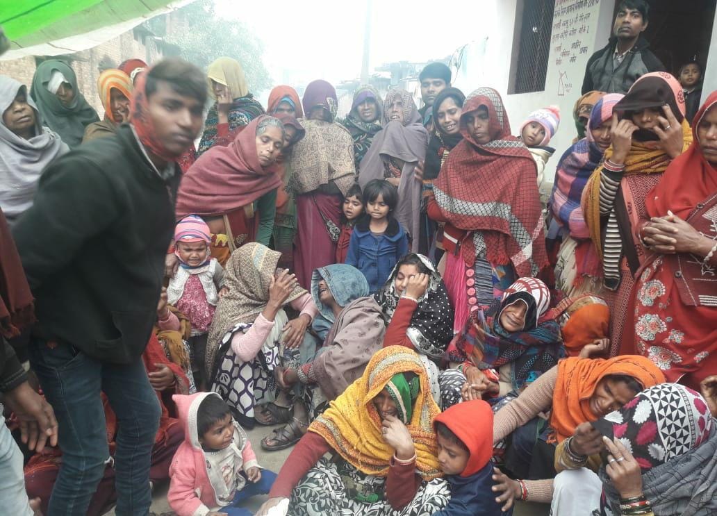 मृतक के रोते बिलखते परिजन मृतक के रोते बिलखते परिजन