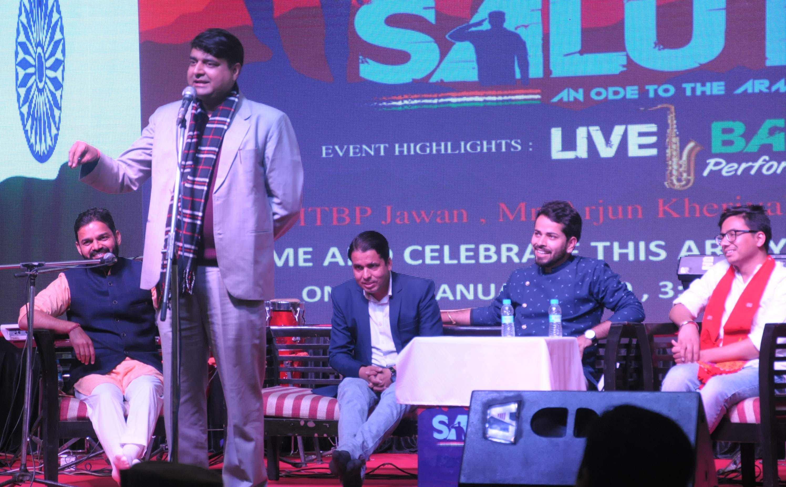 राजपुर रोड स्थित पैसिफिक मॉल में आर्मी दिवस के उपलक्ष में आयोजित कार्यक्रम में कविता पाठ करते लो?
