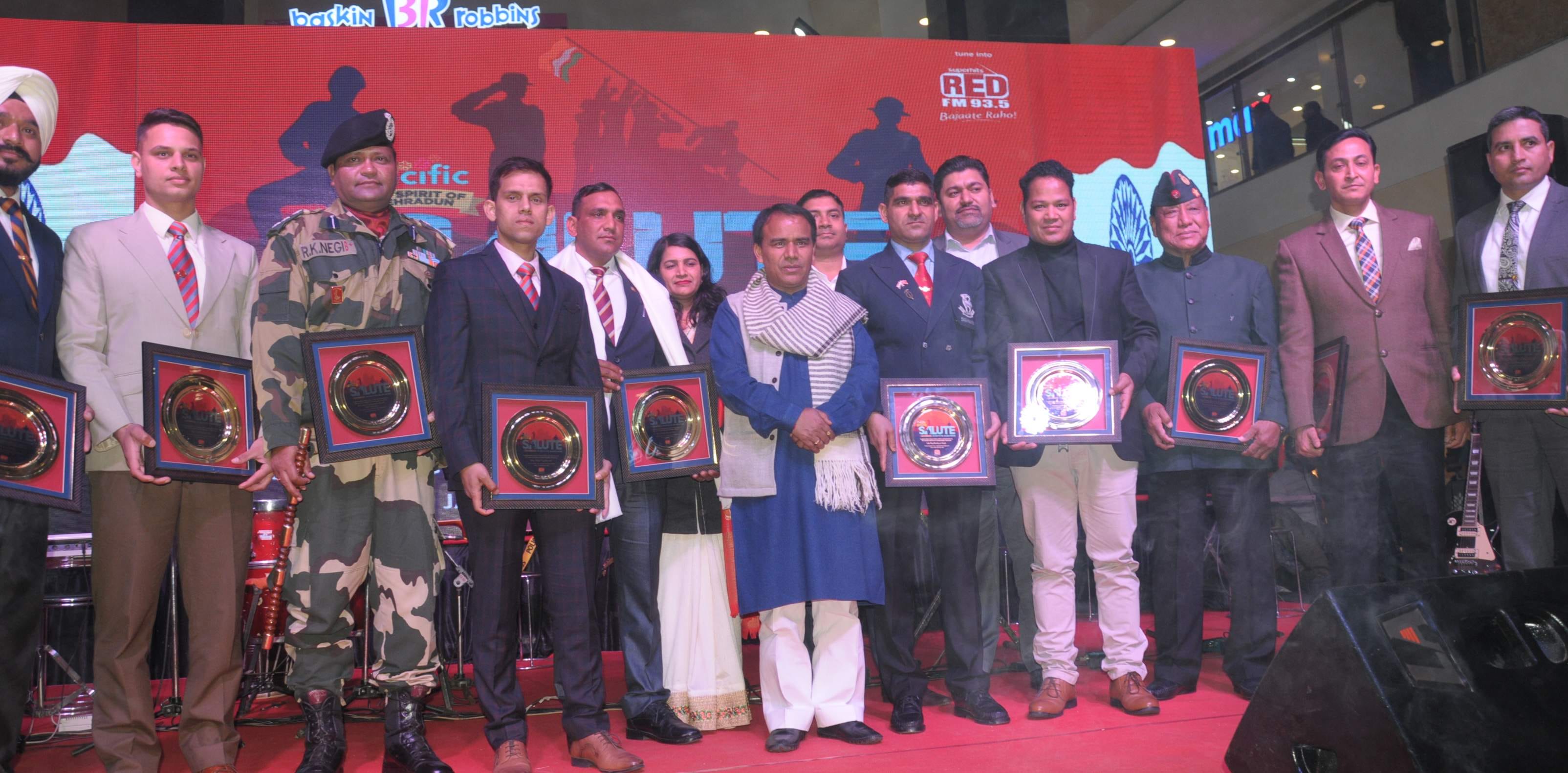 राजपुर रोड स्थित पैसिफिक मॉल में आर्मी दिवस के उपलक्ष में आयोजित सम्मान समारोह में सेना में रहते 