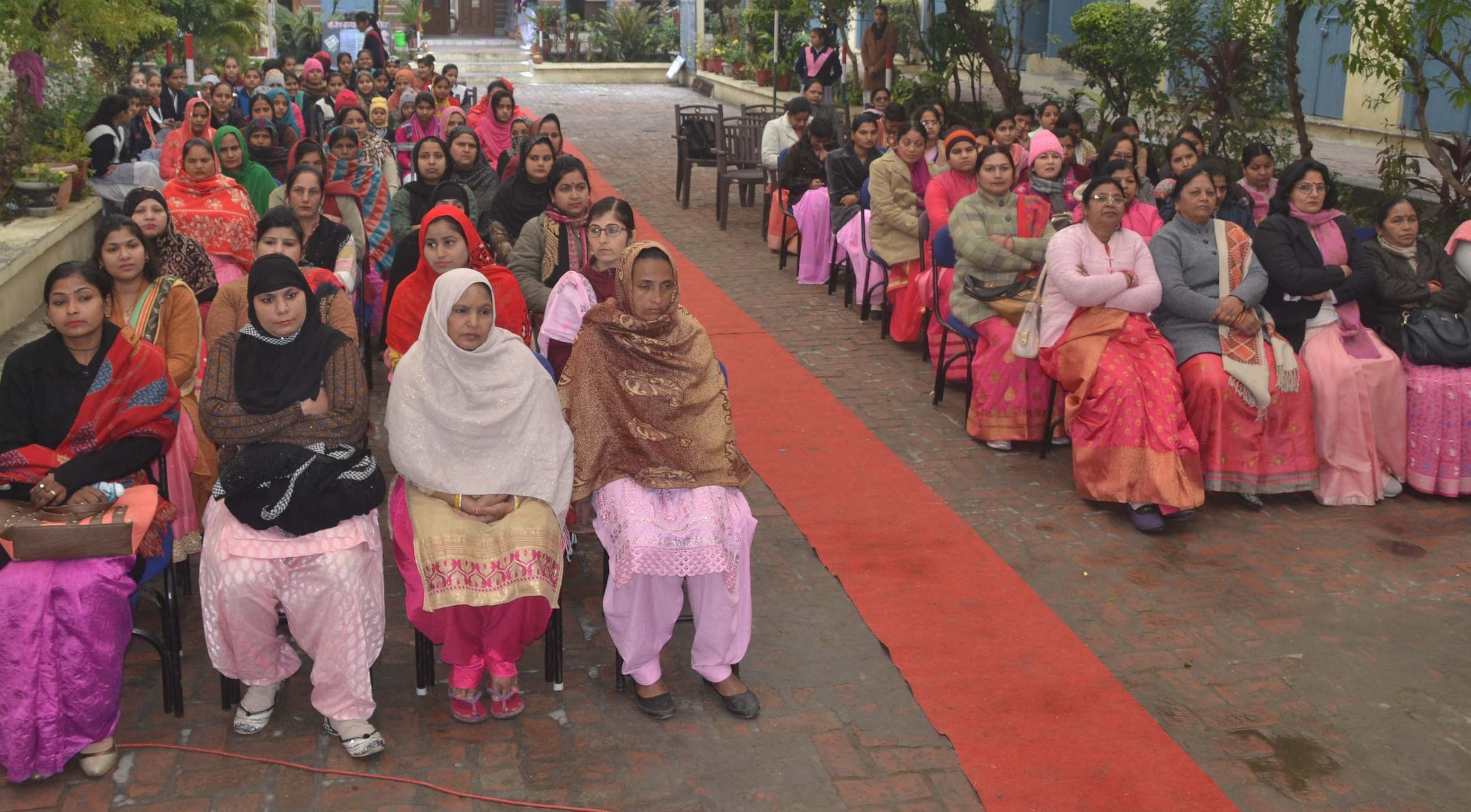 शामली जैन कन्या इन्टर कॉलिज में मतदाता जागरूकता अभियान के कार्यक्रम के कार्यक्रम में भाग लेती म?