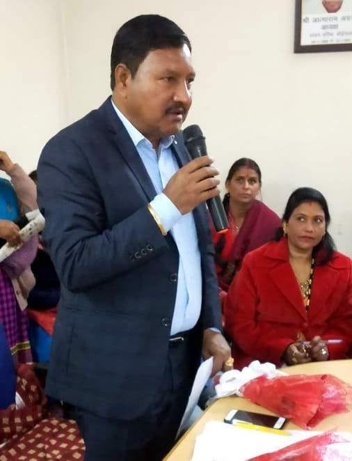 चौपाल में विचार व्यक्त करते वन पंचायत सलाहकार समिति के उपाध्यक्ष करण बोहरा। चौपाल में विचार व्यक्त करते वन पंचायत सलाहकार समिति के उपाध्यक्ष करण बोहरा।