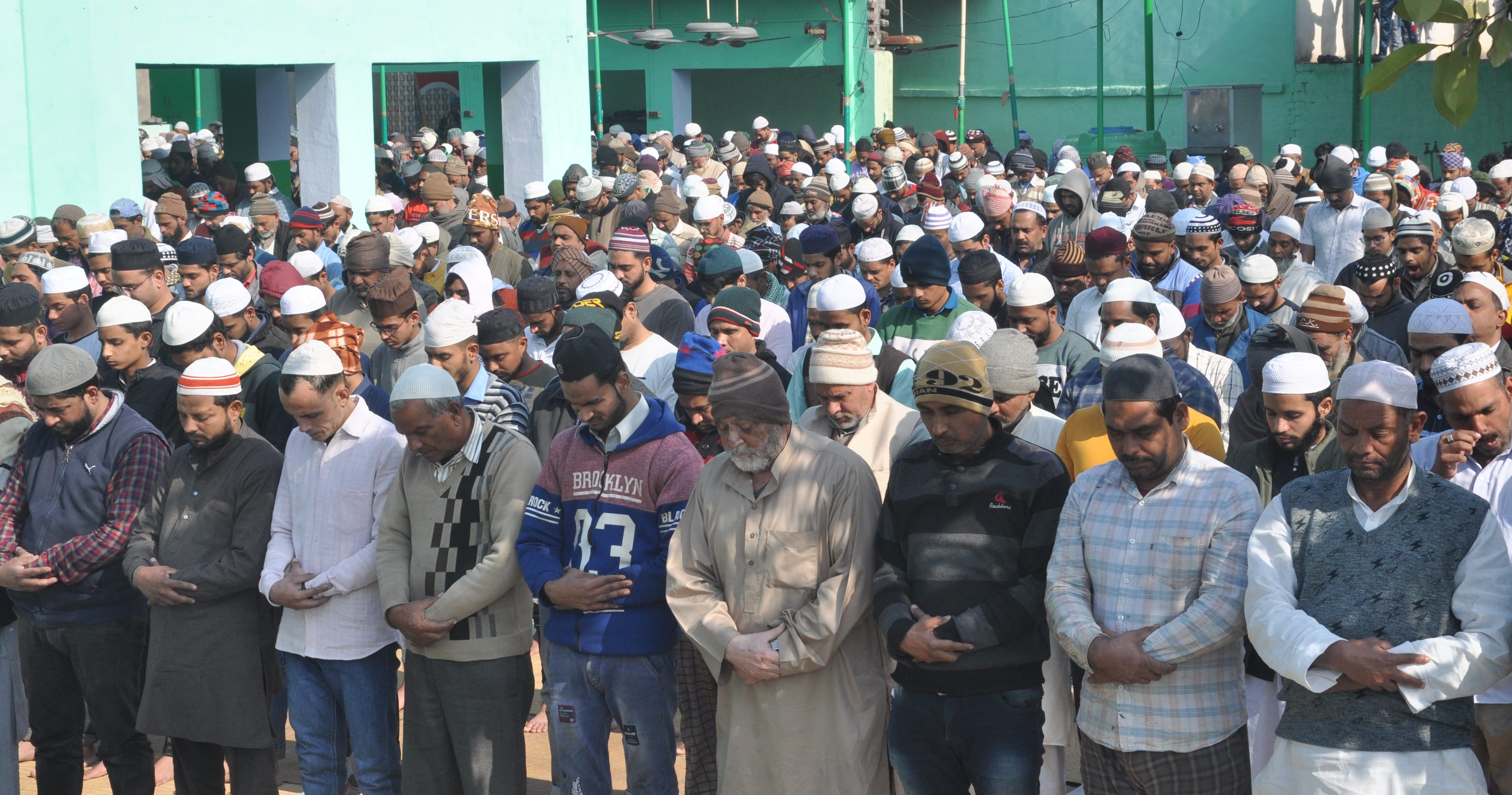शामली दिल्ली रोड पर जूमे की नमाज पढते मुस्लिम समाज के लोग शामली दिल्ली रोड पर जूमे की नमाज पढते मुस्लिम समाज के लोग