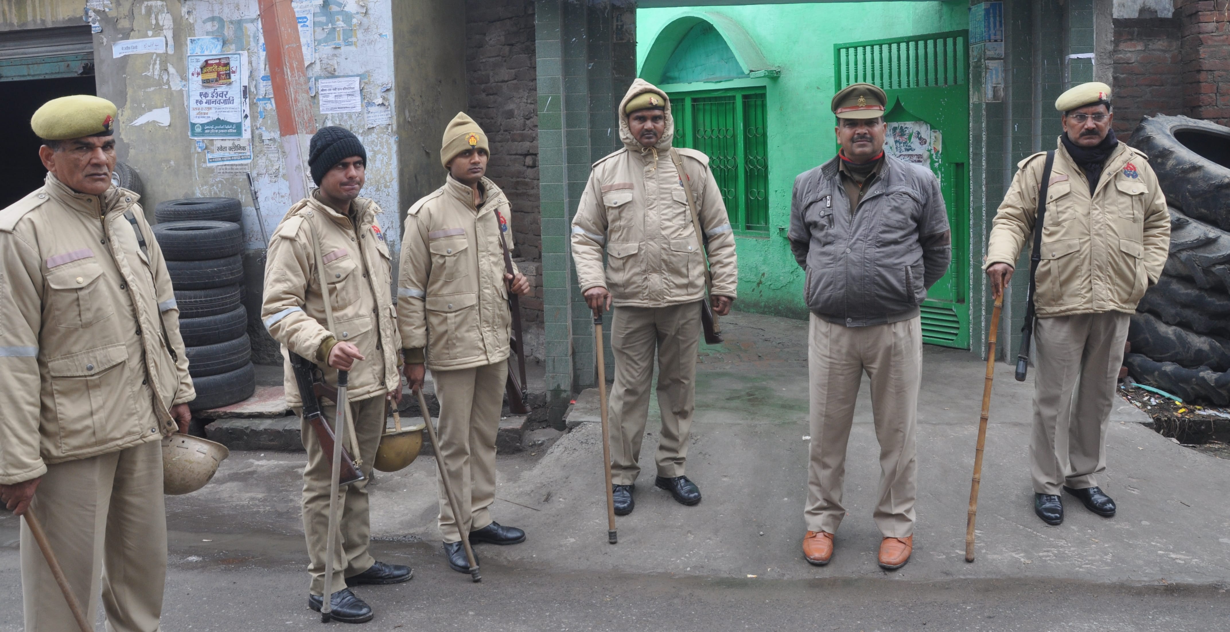 शामली दिल्ली रोड पर मस्जिद के पास तैनात पुलिसकर्मी शामली दिल्ली रोड पर मस्जिद के पास तैनात पुलिसकर्मी