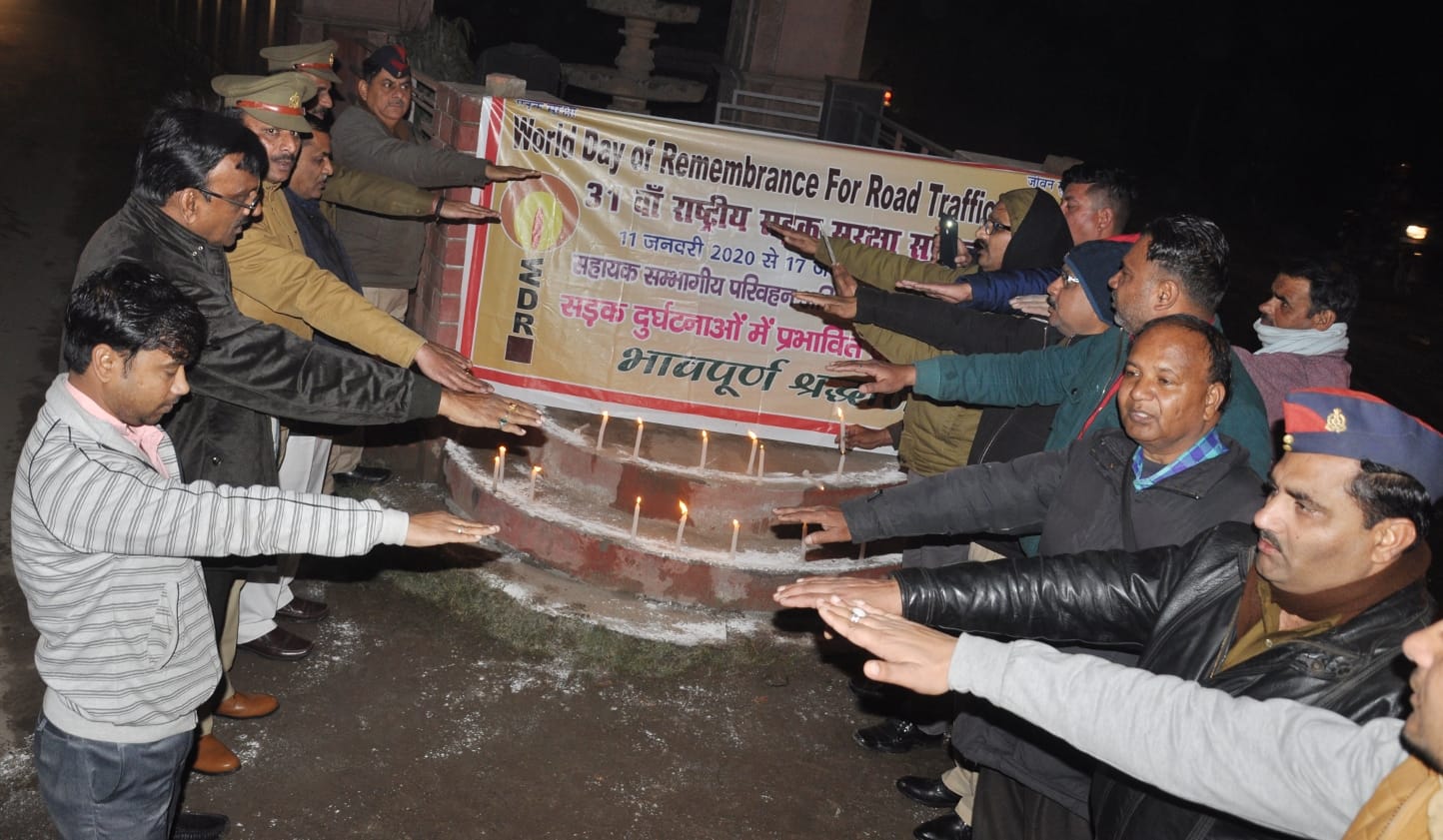 शामली सहारनपुर तिराहे पर सडक दुर्घटानाओ  में प्रभावित जनो की याद में शपथ लेते पुलिसकर्मी व एआरटी?