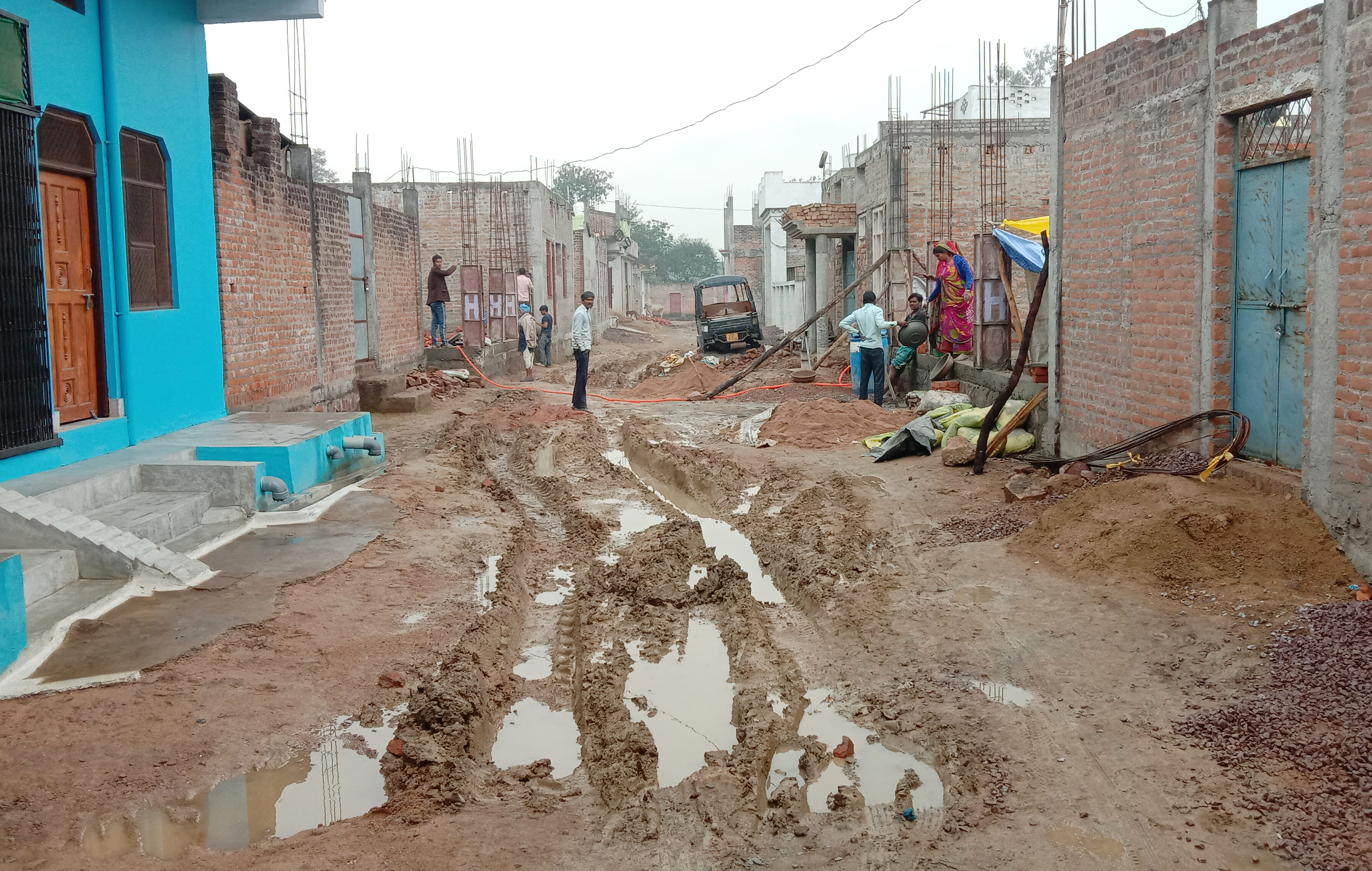 शांतिनगर में दलदल में तब्दील कच्ची सड़क