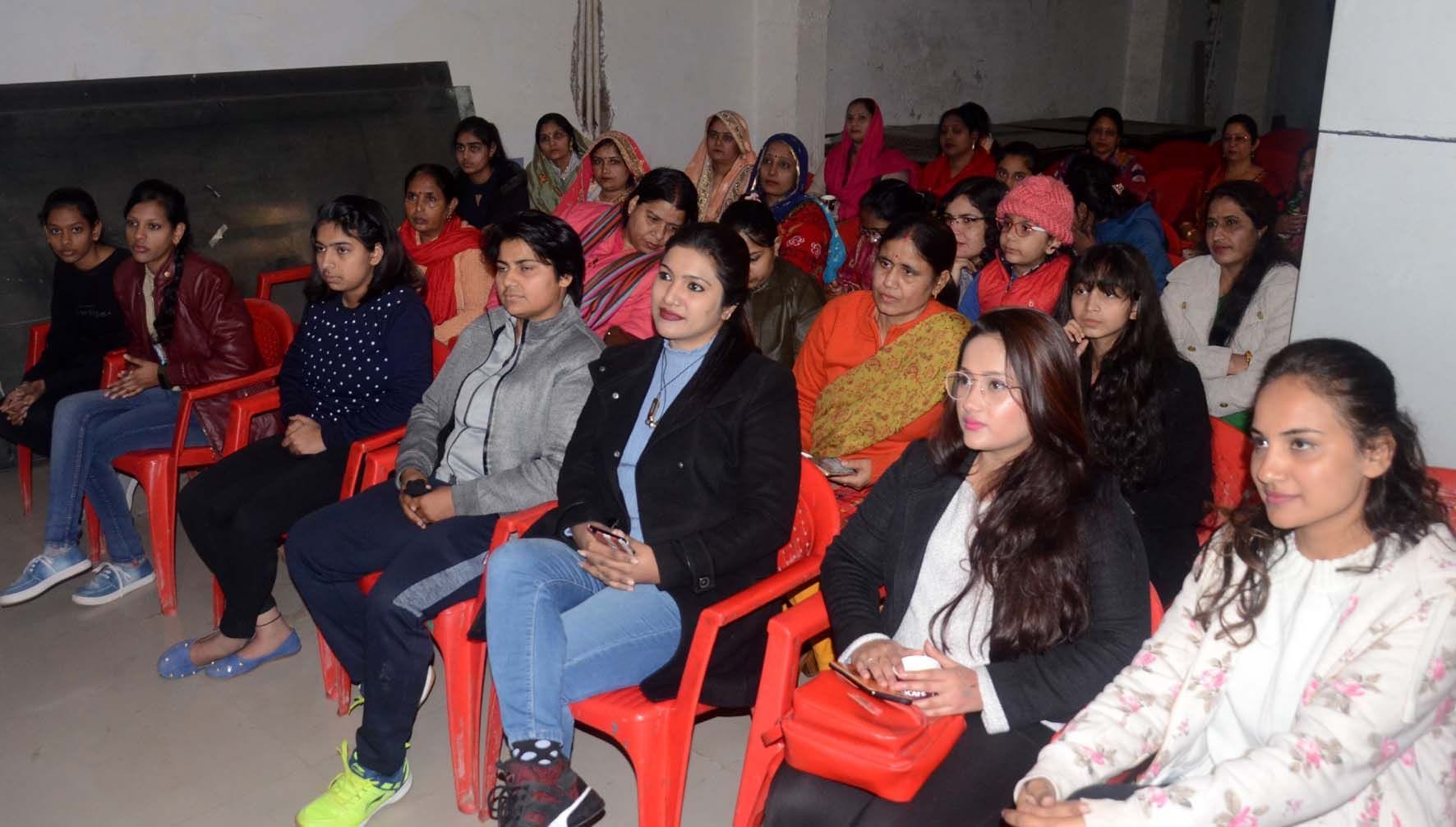 प्रशिक्षण कार्यक्रम में उपस्थित महिलाएं व युवतियां। प्रशिक्षण कार्यक्रम में उपस्थित महिलाएं व युवतियां।