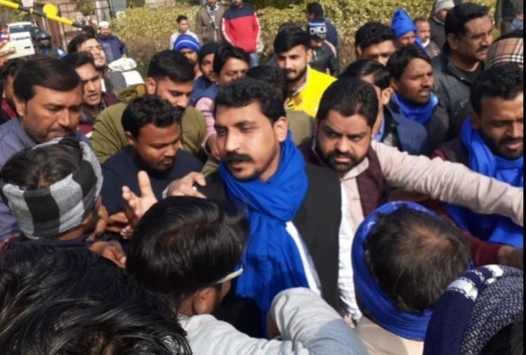 भीम आर्मी के प्रमुख चंद्रशेखरचंद्रशेखर आजाद को बेल देने की शर्तों में हुआ बदलाव, कोर्ट ने कहा- चुनाव में करनी चाहिए भागीदारी