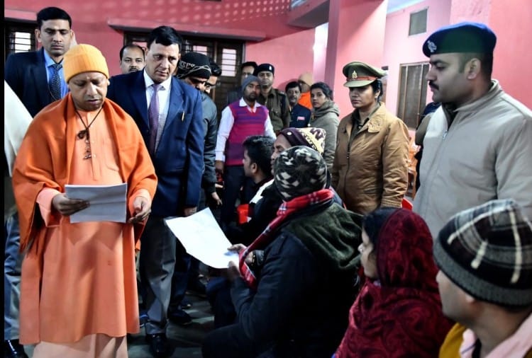 जनता दरबार में लोगों की फरियाद सुनते सीएम योगी।