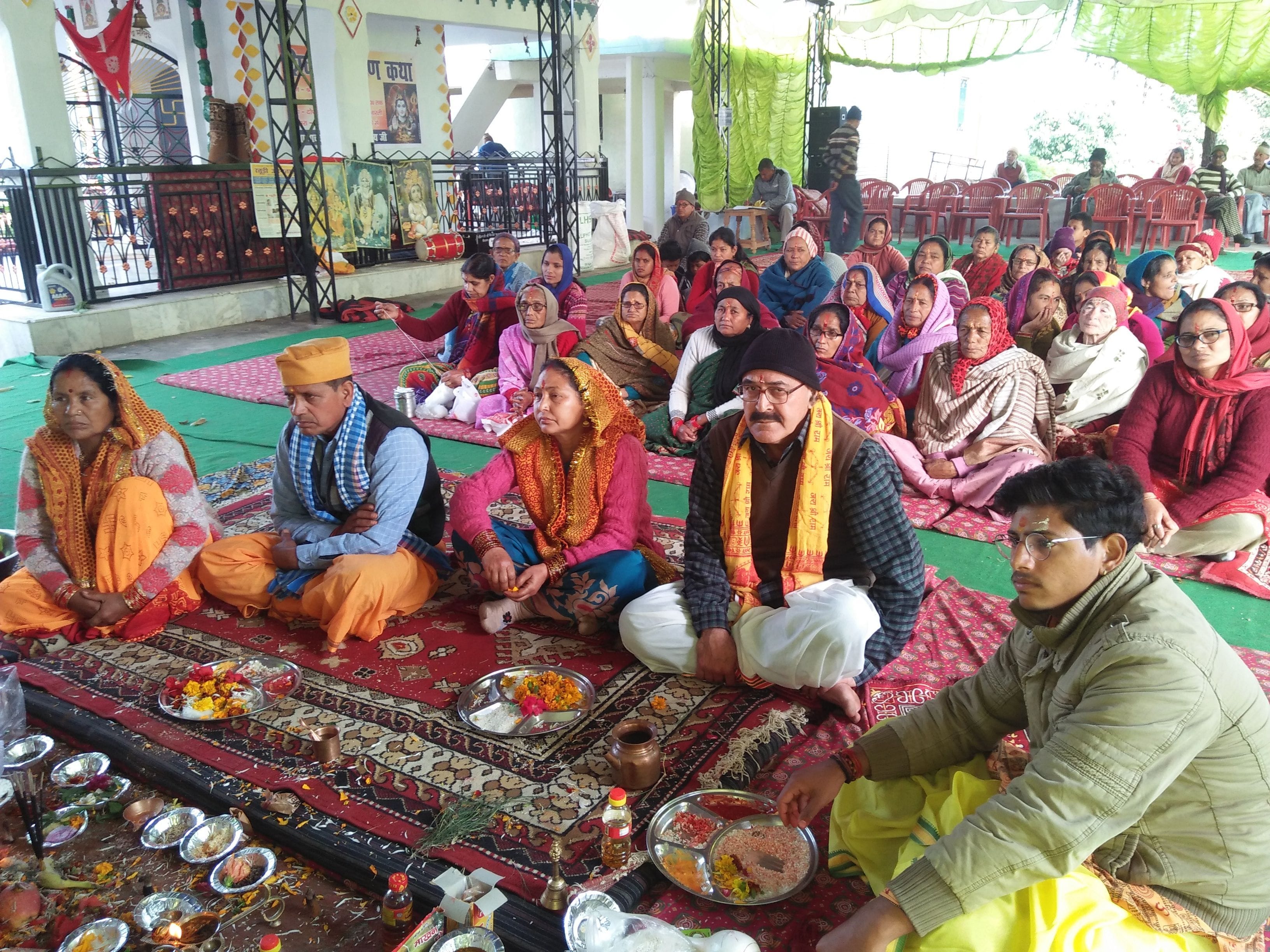 टनकपुर के आमबाग भूमिया मंदिर में चल रही शिव महापुराण कथा सुनते भक्त।