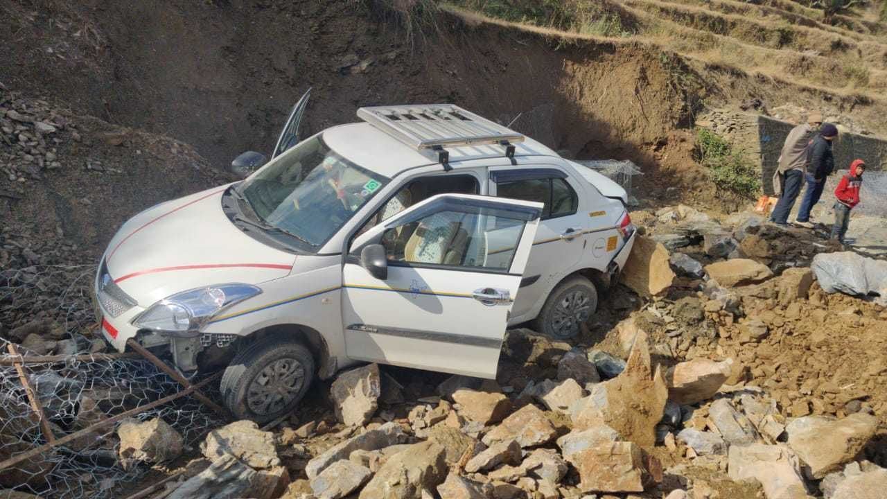 बाराकाट खोल्का में मजदूरों को चोटिल करने के बाद क्षतिग्रस्त कार।