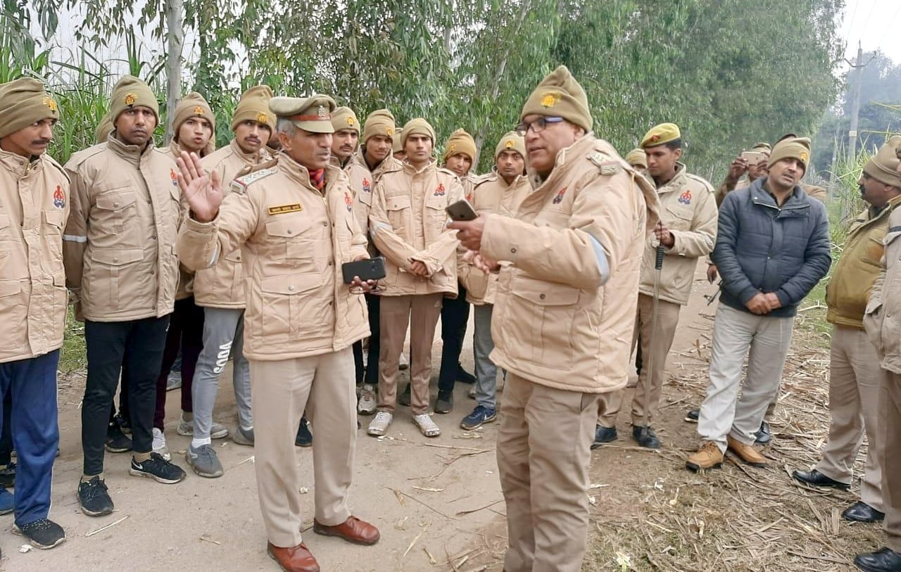 बिजनौर के ग्राम गजरौला शिव के पास मिले महिला के जले शव की की शिनाख्त के लिए सर्च अभियान चलाती पुलि?