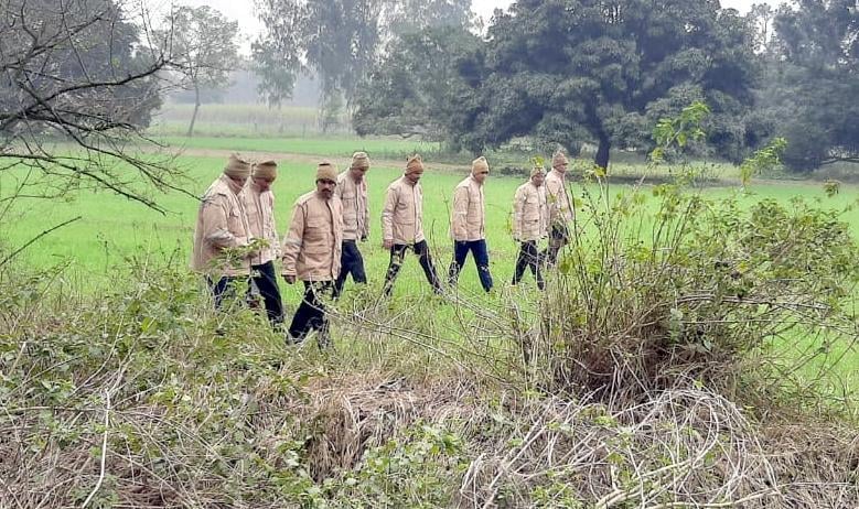 बिजनौर के ग्राम गजरौला शिव के पास मिले महिला के जले शव की की शिनाख्त के लिए सर्च अभियान चलाती पुलि?