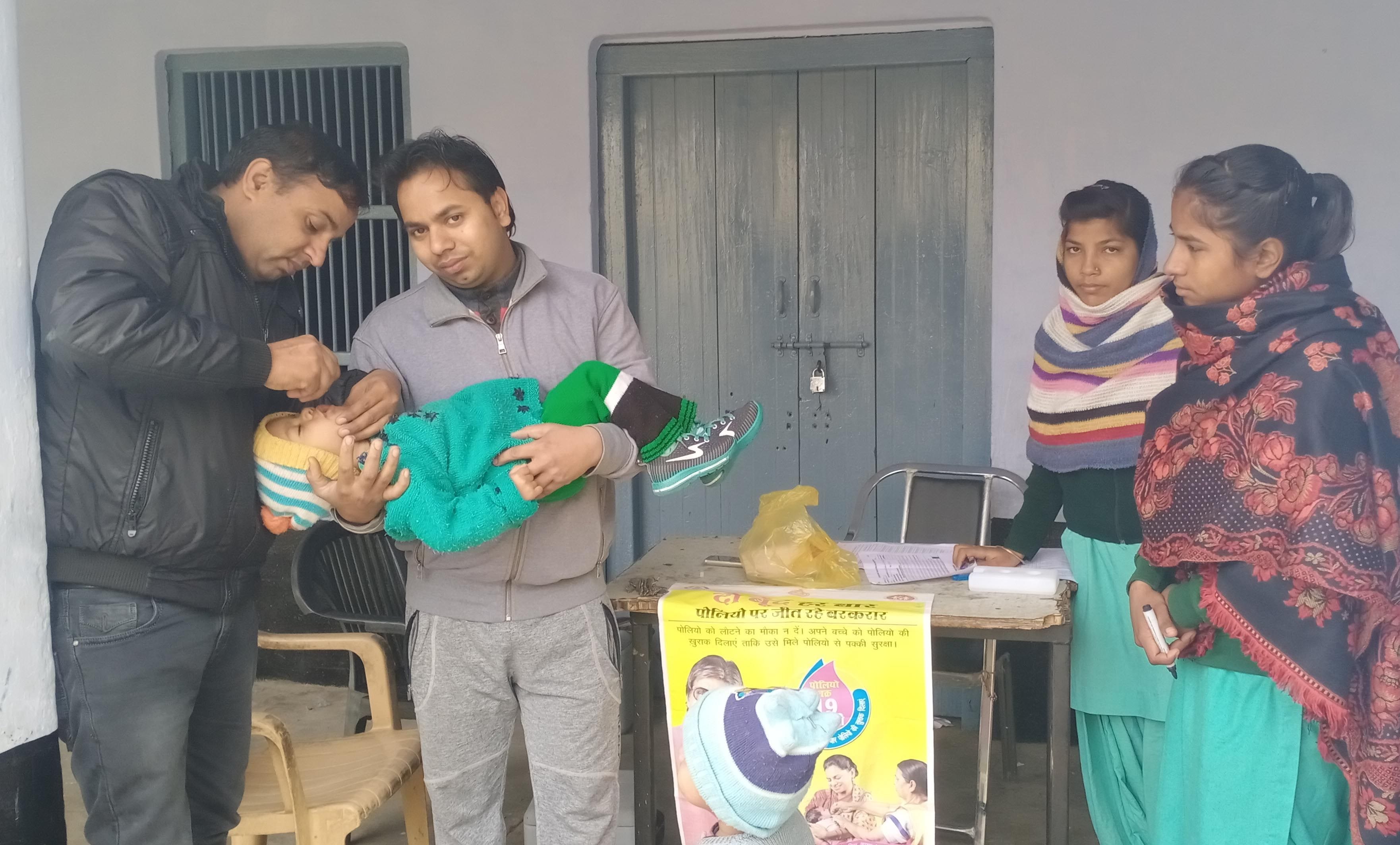 बच्चों को पोलियोरोधी दवा पिलाते स्वास्थ्यकर्मी। बच्चों को पोलियोरोधी दवा पिलाते स्वास्थ्यकर्मी।