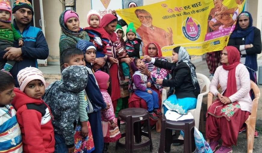 बच्चे को पोलियोरोधी दवा पिलाते चिकित्सक। बच्चे को पोलियोरोधी दवा पिलाते चिकित्सक।