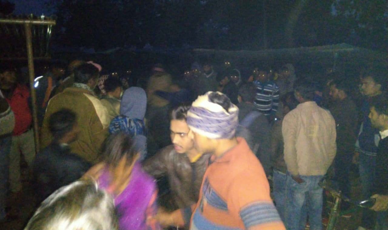 कंधई थाने के किशुनगंज बाजार में दबंगों द्वारा दुकानदार से मारपीट के बाद जुटी भीड़। कंधई थाने के किशुनगंज बाजार में दबंगों द्वारा दुकानदार से मारपीट के बाद जुटी भीड़।