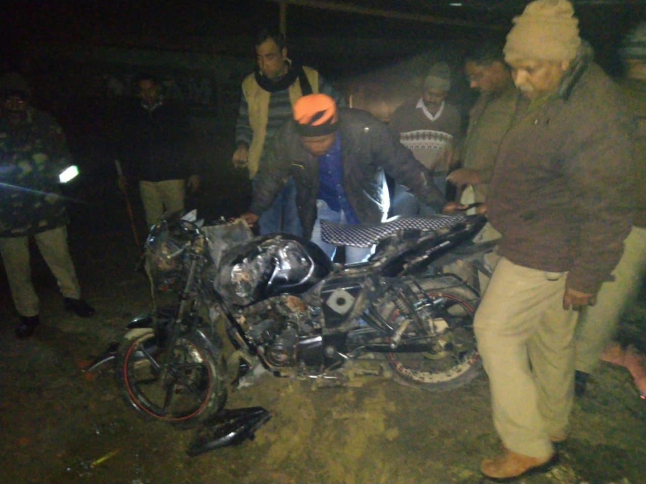 कंधई थाने के किशुनगंज बाजार में दुकानदार से मारपीट के बाद लोगों द्वारा दबंगो की तोड़ी गयी बाइक उठ कंधई थाने के किशुनगंज बाजार में दुकानदार से मारपीट के बाद लोगों द्वारा दबंगो की तोड़ी गयी बाइक उठ