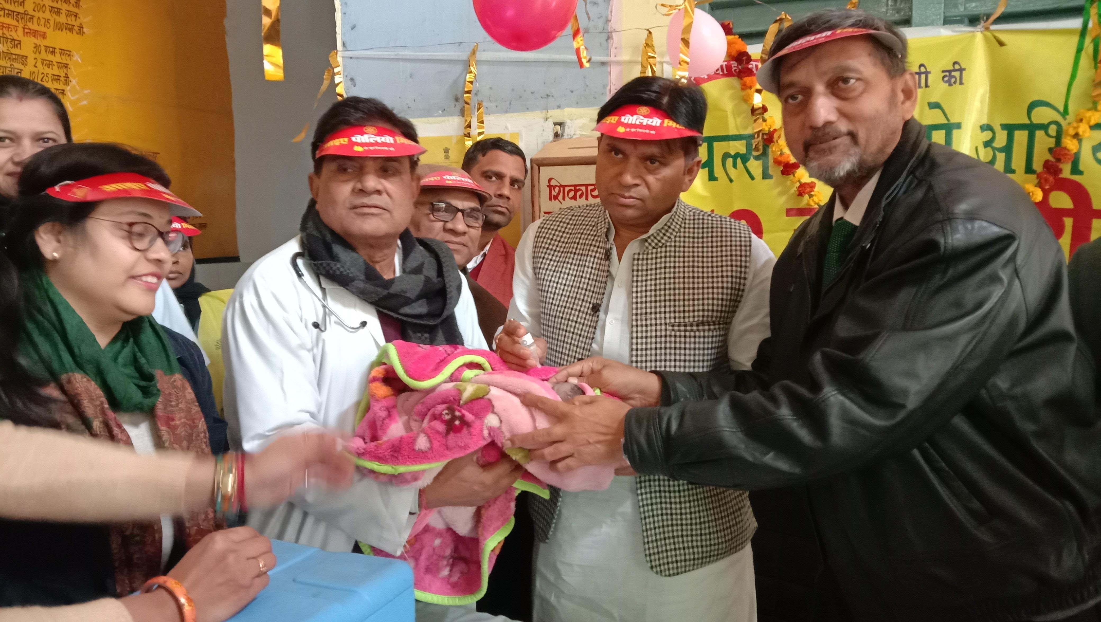 शामली सीएचसी में बच्चे को पल्स पोलियो की दवा पिलाते विधायक तेजेन्द्र निर्वाल शामली सीएचसी में बच्चे को पल्स पोलियो की दवा पिलाते विधायक तेजेन्द्र निर्वाल