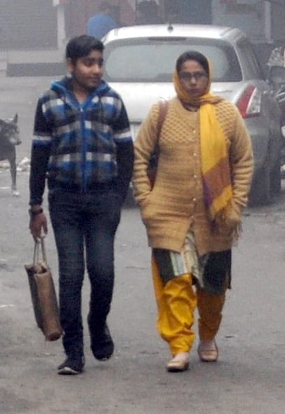 शामली सर्दी में गुजरती महिला व युवक शामली सर्दी में गुजरती महिला व युवक