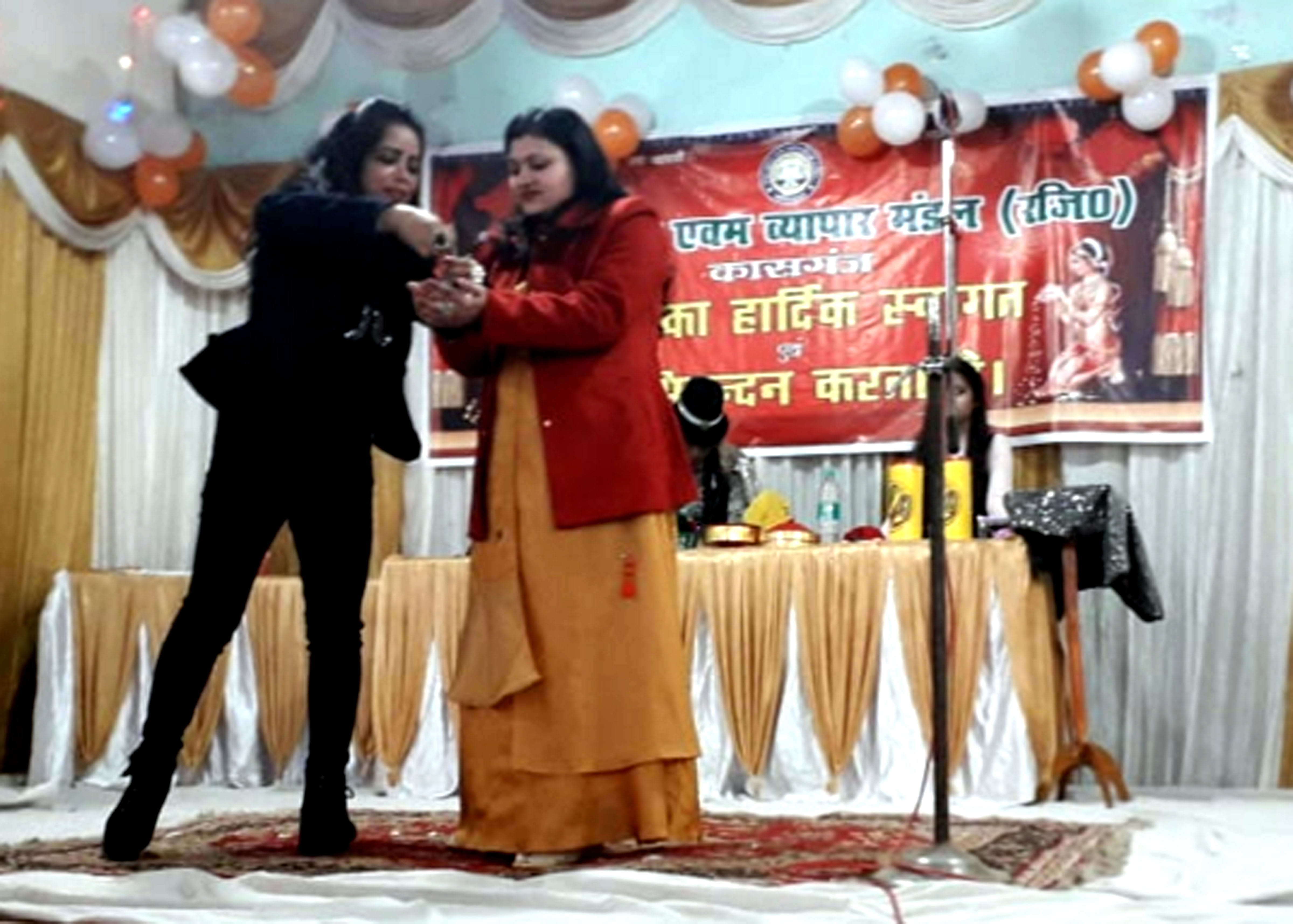 कासगंज में लोहा उद्योग एवं व्यापार मंडल के वार्षिकोत्सव में जादूगर नैना जादू दिखातीं। कासगंज में लोहा उद्योग एवं व्यापार मंडल के वार्षिकोत्सव में जादूगर नैना जादू दिखातीं।