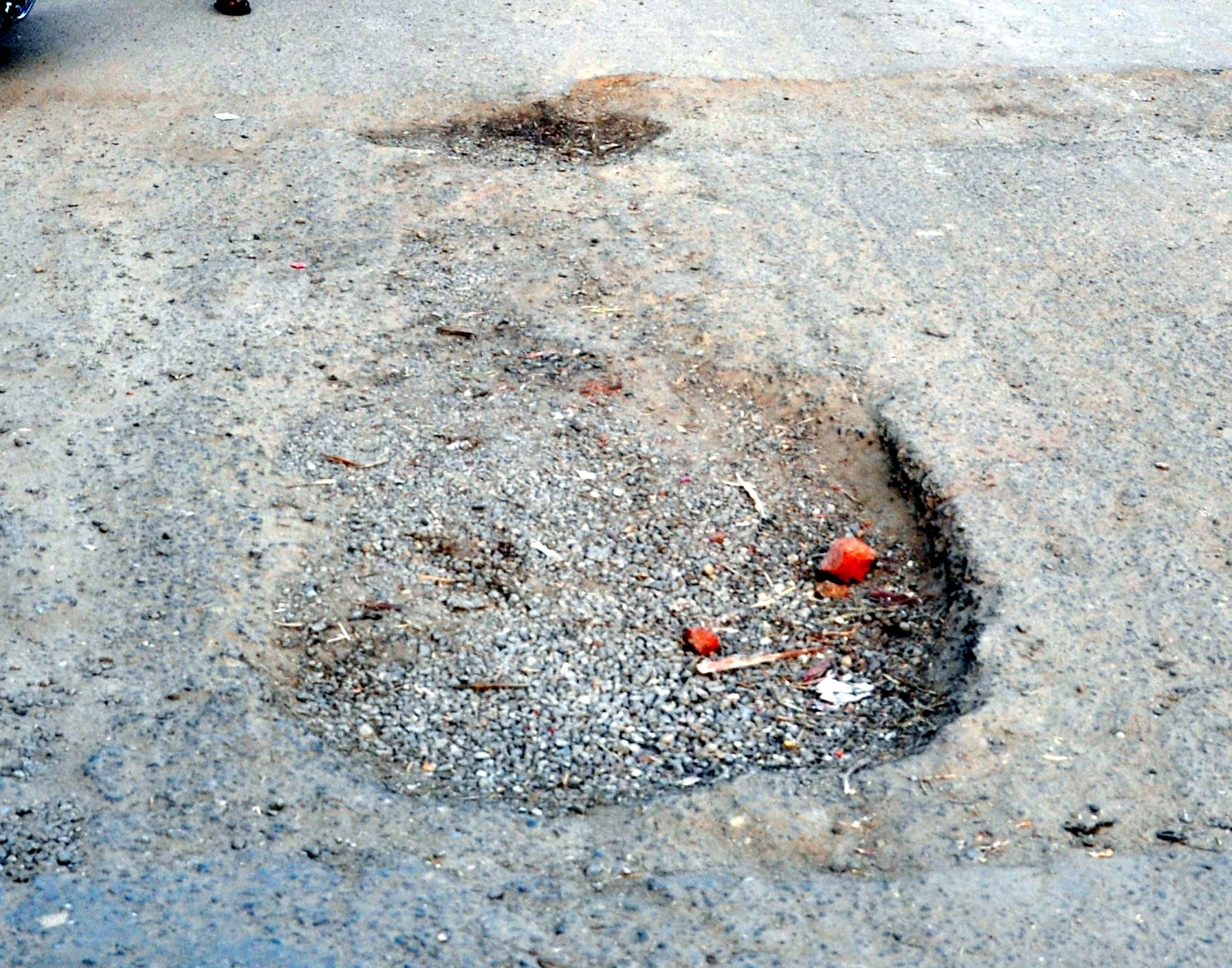शामली विजय चौक पर सड़क पर गढ्ढा। शामली विजय चौक पर सड़क पर गढ्ढा।