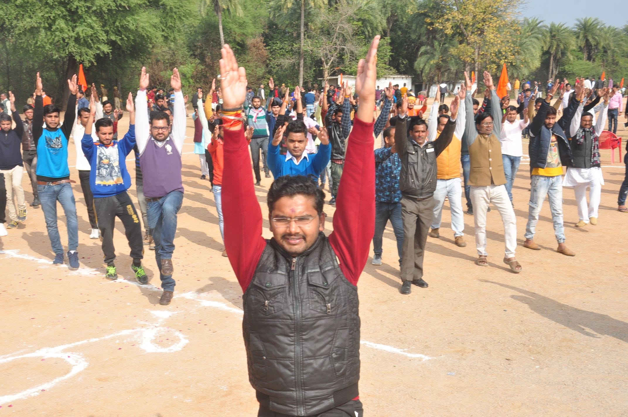 राष्ट्रीय स्वयं सेवक संघ के शाखा संगम में समारोह में व्यायाम करते कार्यकर्ता। राष्ट्रीय स्वयं सेवक संघ के शाखा संगम में समारोह में व्यायाम करते कार्यकर्ता।