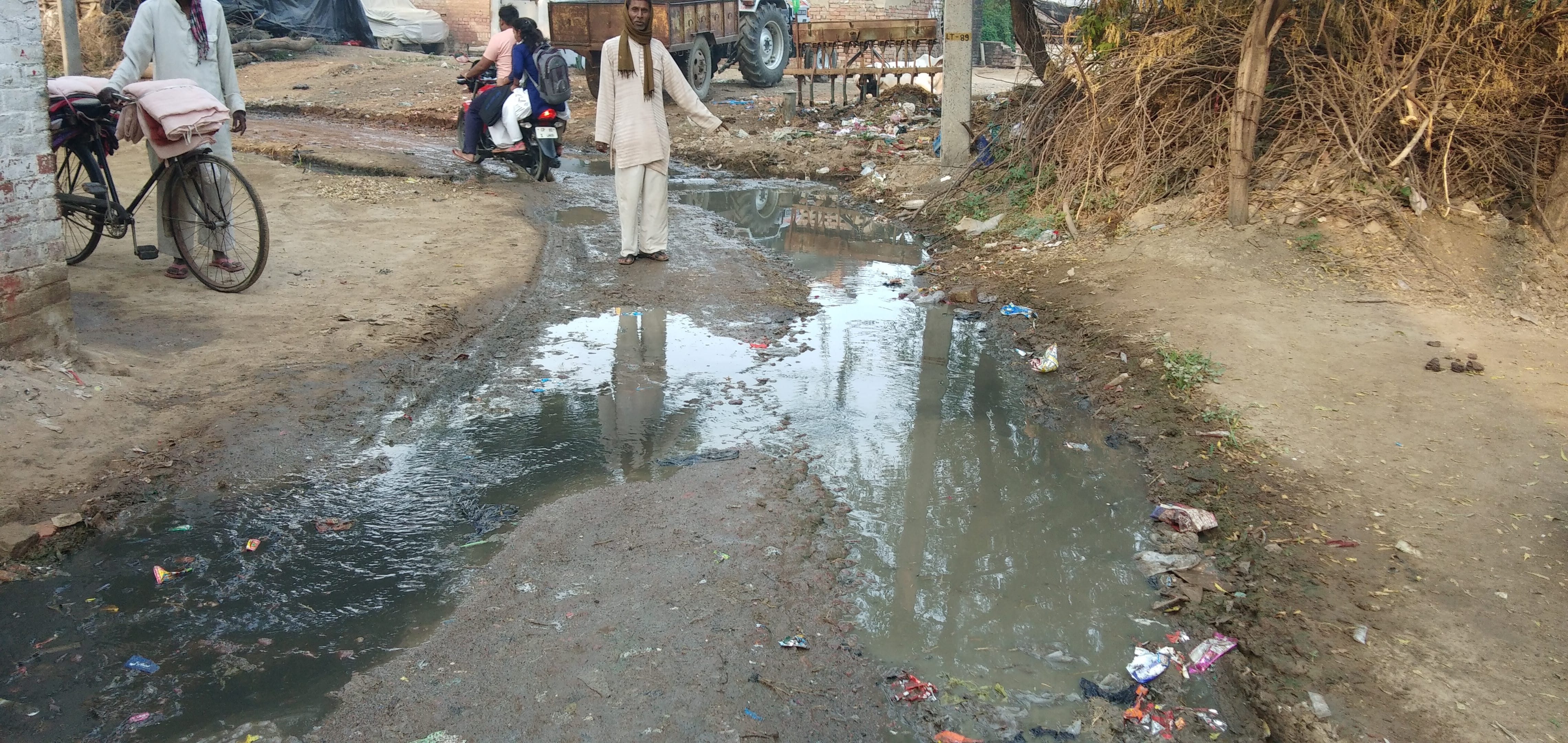 मुहम्मदाबाद गांव के अंदर सड़क पर बहता पानी मुहम्मदाबाद गांव के अंदर सड़क पर बहता पानी