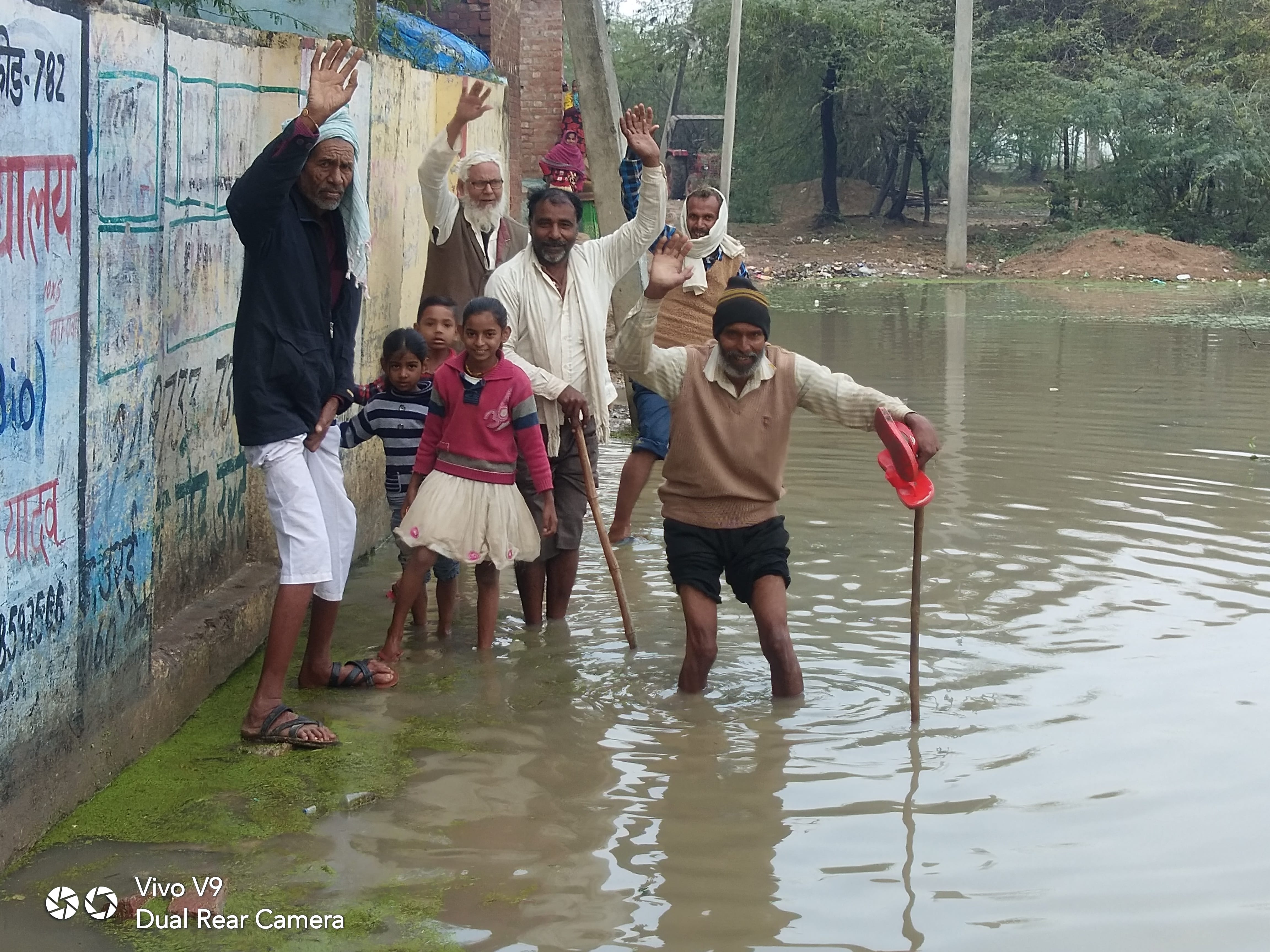 मुहम्मदाबाद में जलभराव से परेशान ग्रामीण नारेबाजी करते मुहम्मदाबाद में जलभराव से परेशान ग्रामीण नारेबाजी करते