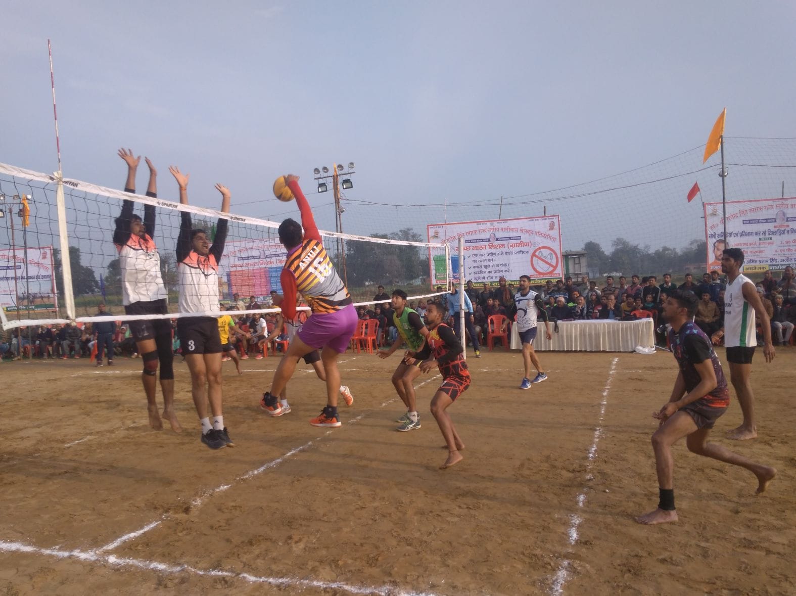 नवादा दोयम में स्वर्गीय राजेंद्र सिंह स्मारक राज्य स्तरीय बॉलीवाल प्रतियोगिता में खेलते खिलाड? नवादा दोयम में स्वर्गीय राजेंद्र सिंह स्मारक राज्य स्तरीय बॉलीवाल प्रतियोगिता में खेलते खिलाड?