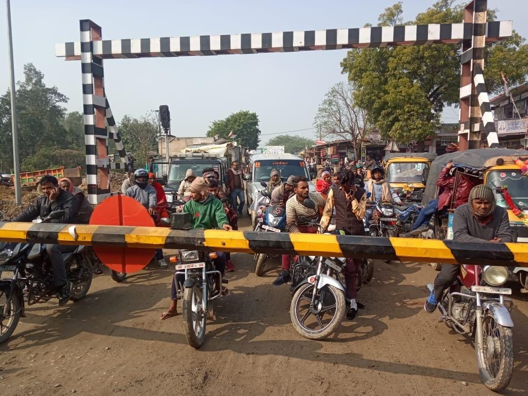 पैसेंजर ट्रेन का इंजन खराब होने से रेलवे क्रॉसिंग में फंसे यात्री पैसेंजर ट्रेन का इंजन खराब होने से रेलवे क्रॉसिंग में फंसे यात्री
