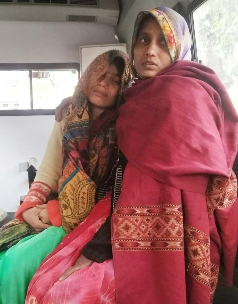 जिला अस्पताल में किशोर की मौत के बाद बिलखते परिजन। जिला अस्पताल में किशोर की मौत के बाद बिलखते परिजन।
