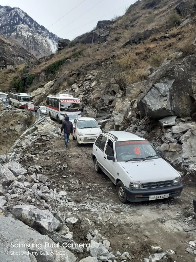 भावानगर के नजदीक लूतूक्सा में तीन घंटे के बाद बहाल हुआ एनएच-5 भावानगर के नजदीक लूतूक्सा में तीन घंटे के बाद बहाल हुआ एनएच-5