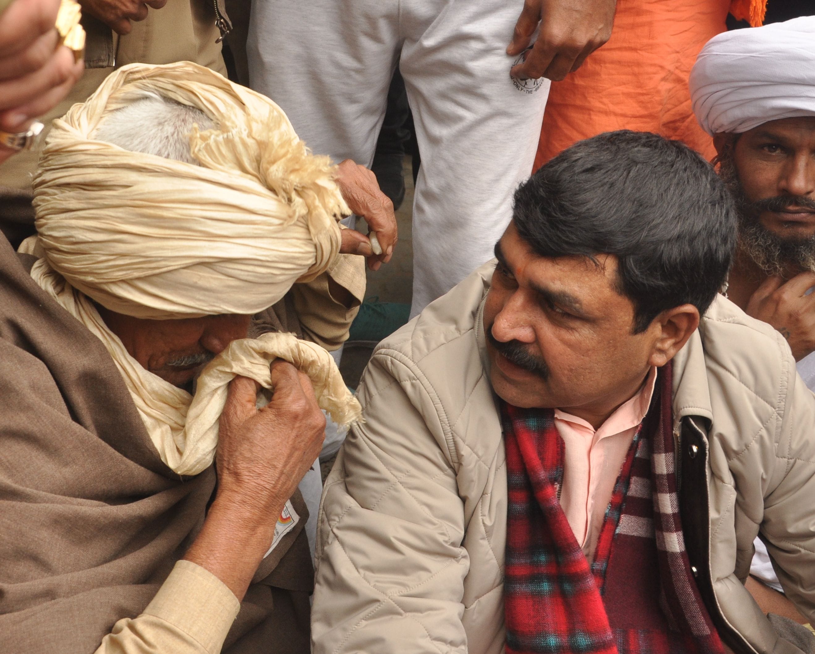 सिविल लाईन थाने के सामने धरने पर बैठे निर्दलिय विधायक बलराज कूंडू के पास बैठ रो रहे बूर्जग को समझ? सिविल लाईन थाने के सामने धरने पर बैठे निर्दलिय विधायक बलराज कूंडू के पास बैठ रो रहे बूर्जग को समझ?