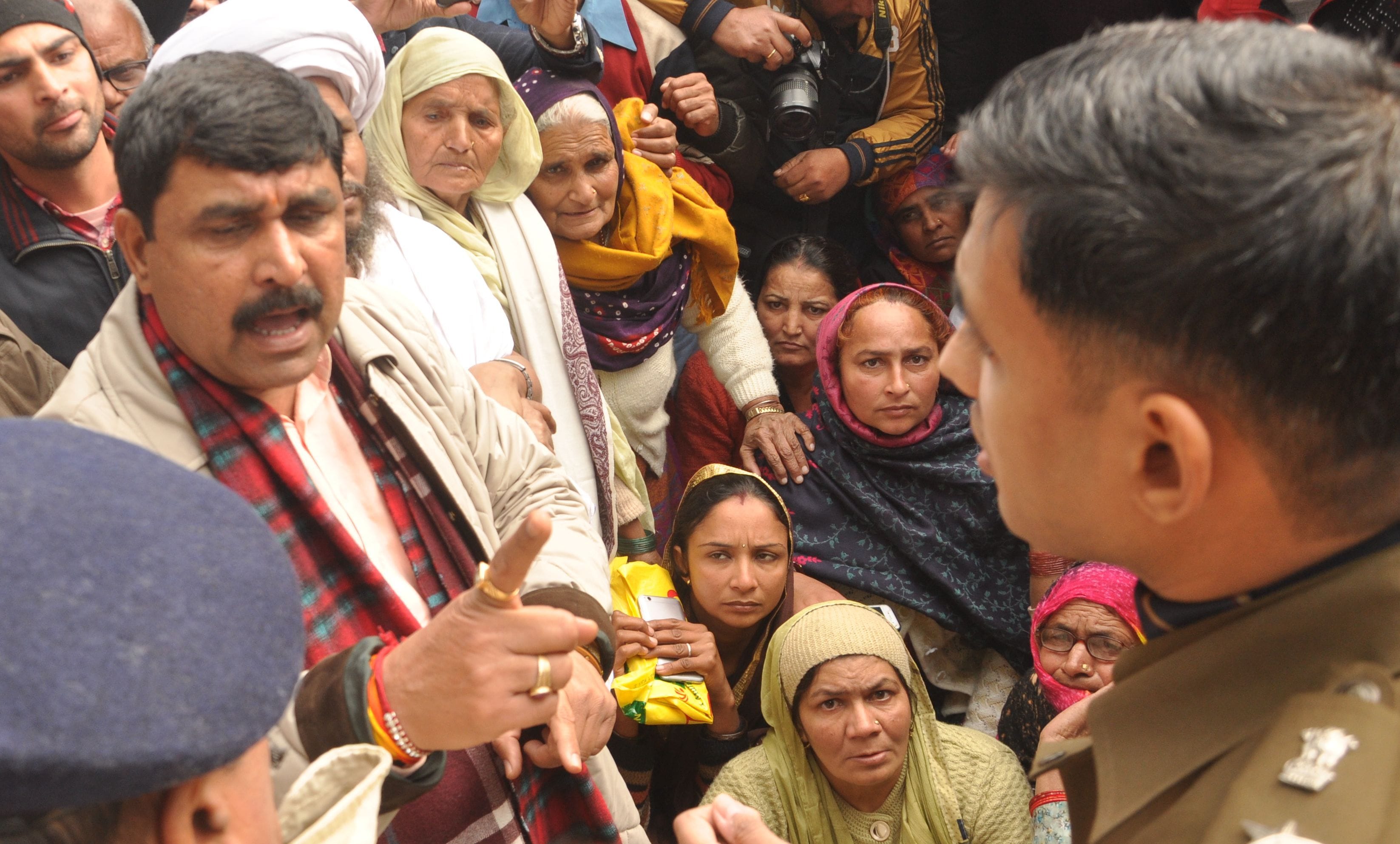 सिविल लाईन थाने के सामने एसपी राहुल शर्मा से बातचीत करते निर्दलिय विधायक बलराज कूंडू । संवाद न्? सिविल लाईन थाने के सामने एसपी राहुल शर्मा से बातचीत करते निर्दलिय विधायक बलराज कूंडू । संवाद न्?