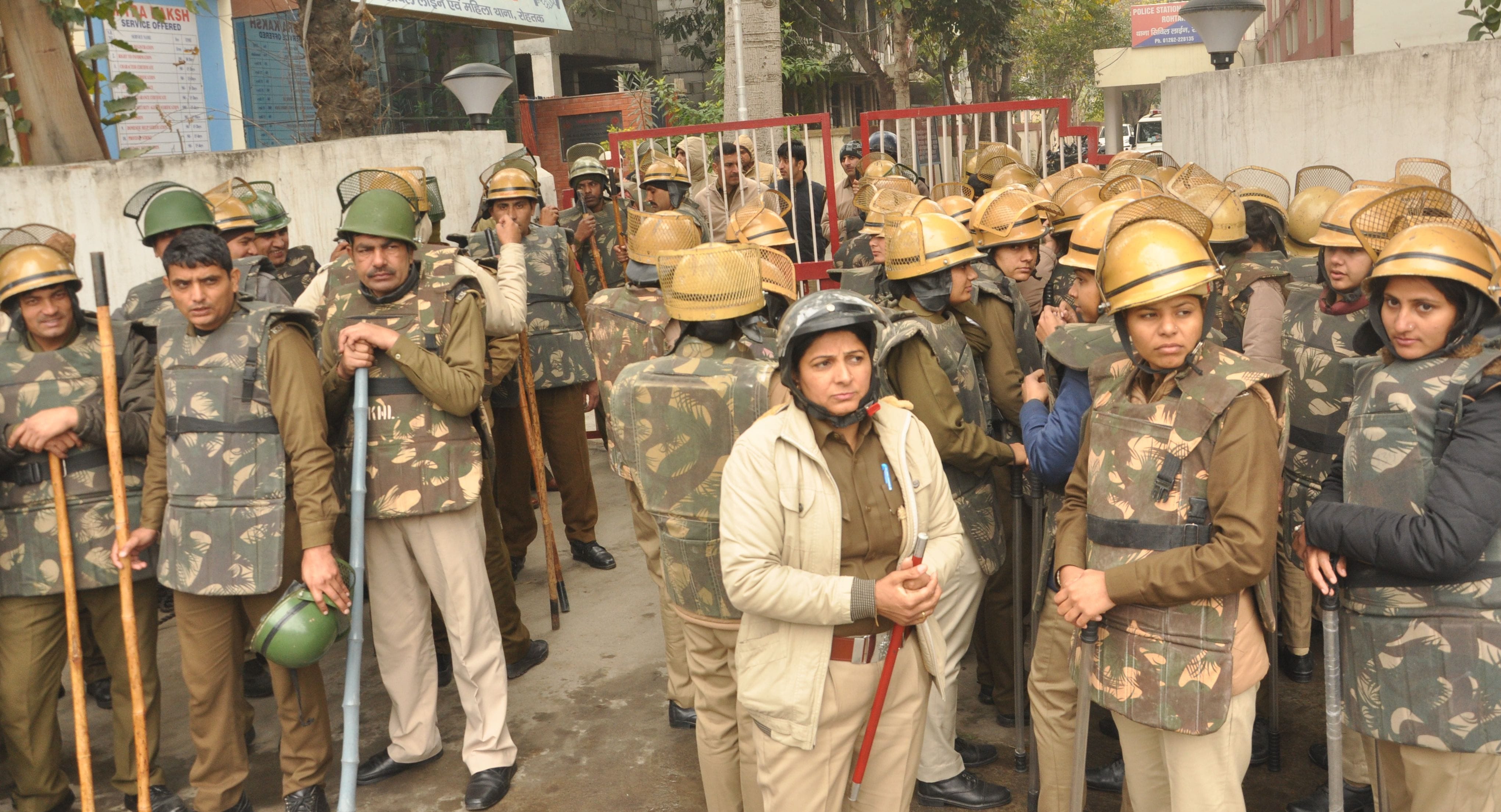सिवलि लाईन थाने पर तैनात पुलिस फोर्स । सिवलि लाईन थाने पर तैनात पुलिस फोर्स ।