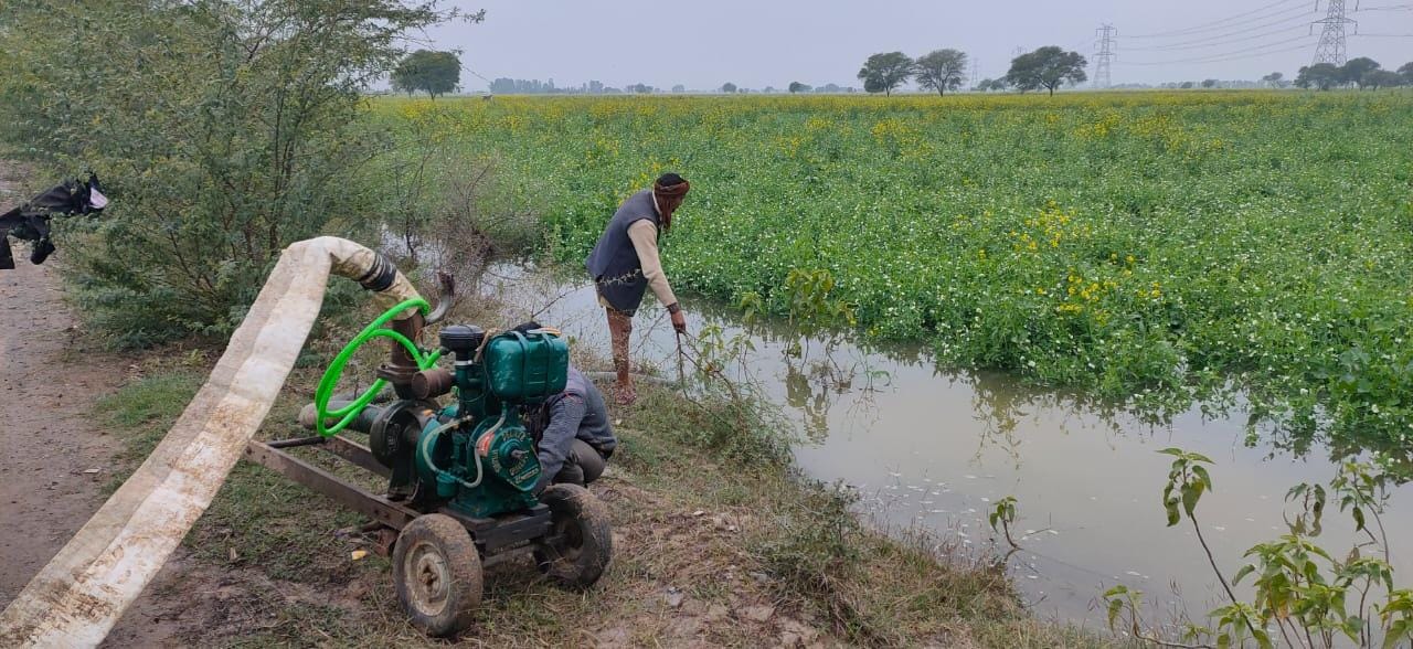 कदौरा मैं किसान खेत से पानी निकलता