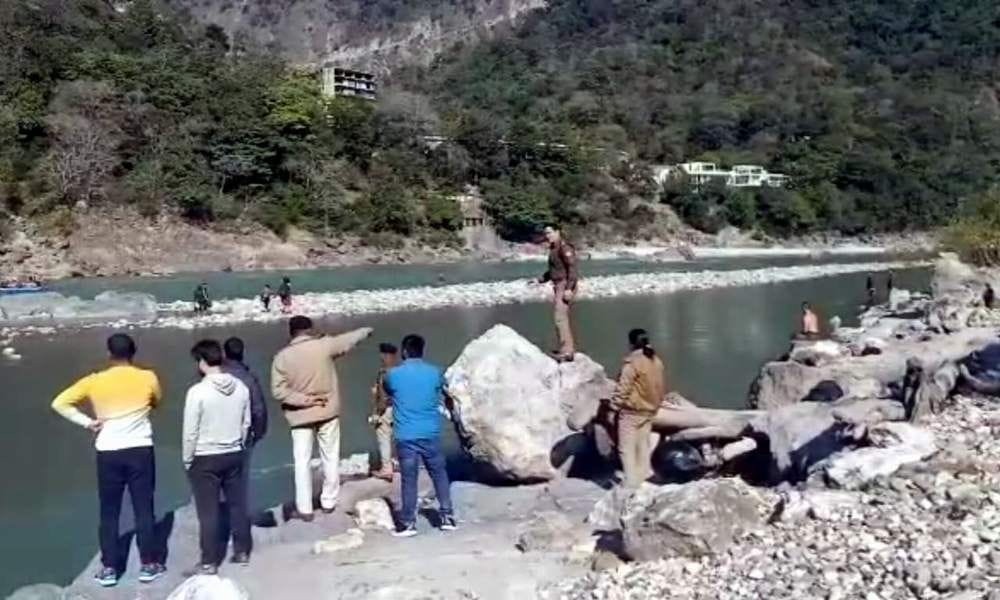  लक्ष्मणझूला में गोवा बीच पर फंसे पर्यटकों को निकालने के लिए रेस्क्यू अभियान चलाती पुलिस।