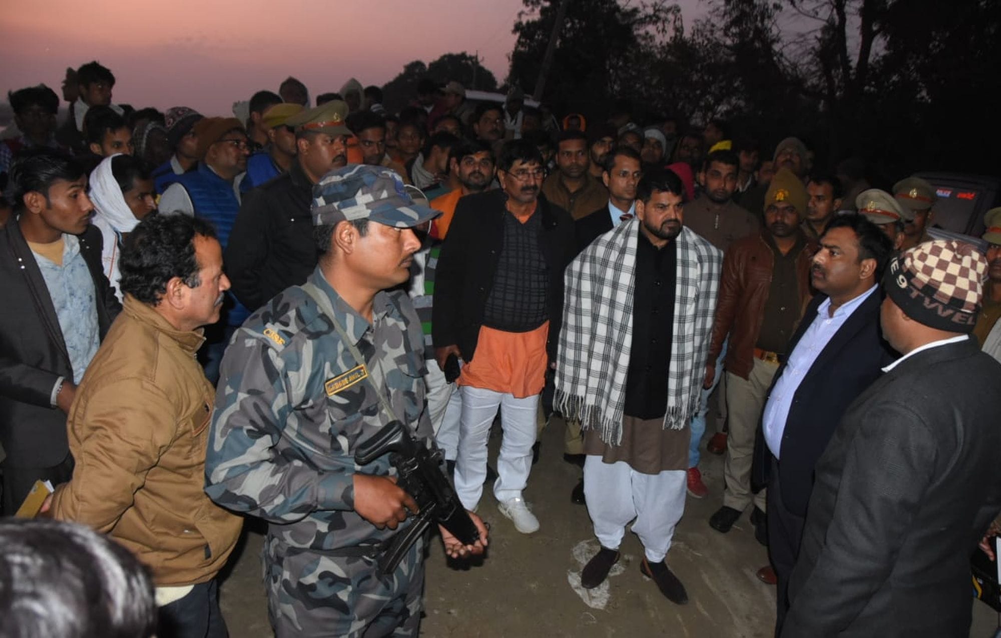 गोंडा में नाव हादसे के बाद मौके पर एडीएम से जानकारी लेते कैसरगंज सांसद बृजभूषण शरण सिंह। गोंडा में नाव हादसे के बाद मौके पर एडीएम से जानकारी लेते कैसरगंज सांसद बृजभूषण शरण सिंह।