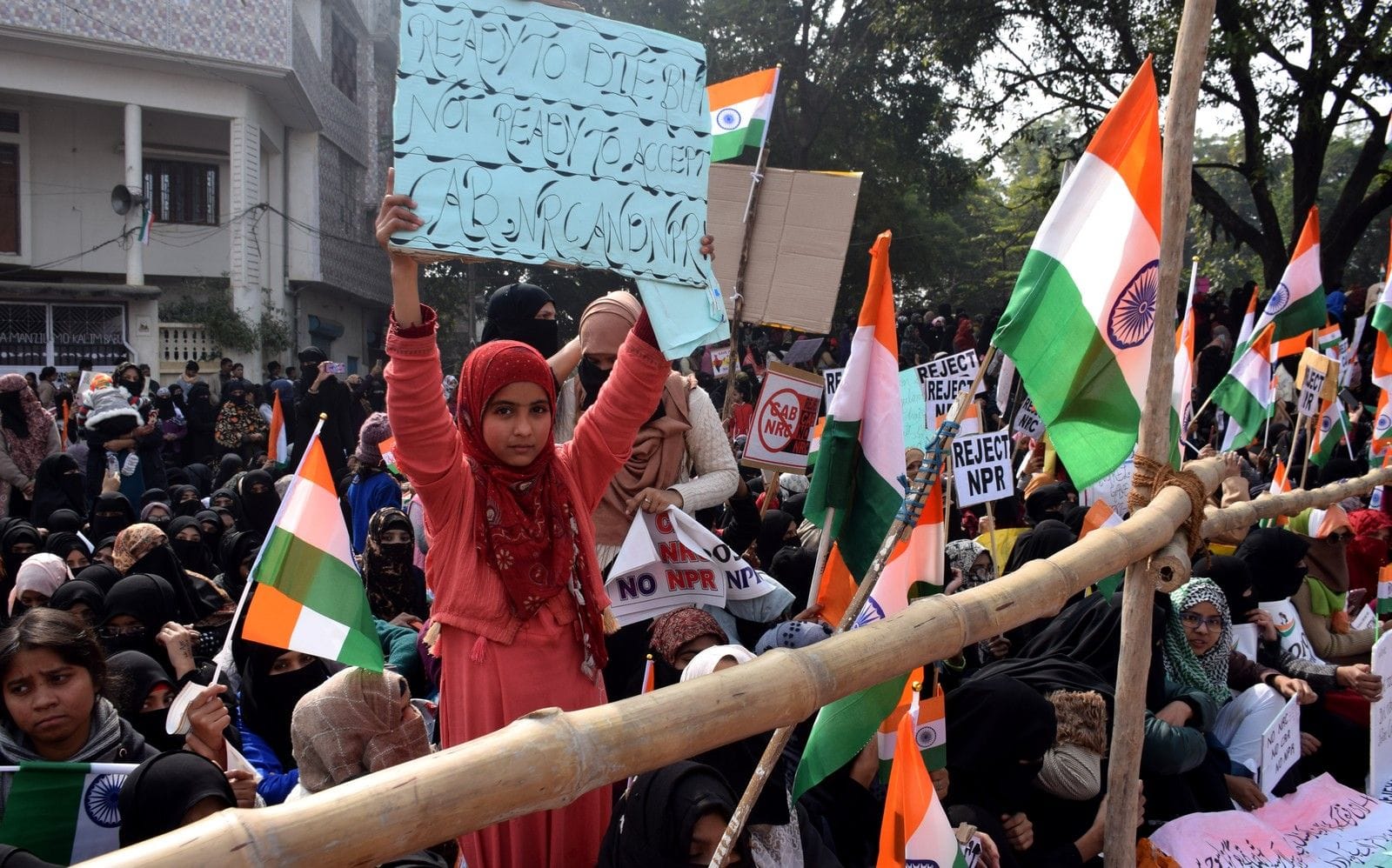 शहर के करबला मैदान में सीएए के विरोध प्रदर्शन के दौरान अपने हाथों में स्लोगन के पोस्टर लिए एक मुस? शहर के करबला मैदान में सीएए के विरोध प्रदर्शन के दौरान अपने हाथों में स्लोगन के पोस्टर लिए एक मुस?