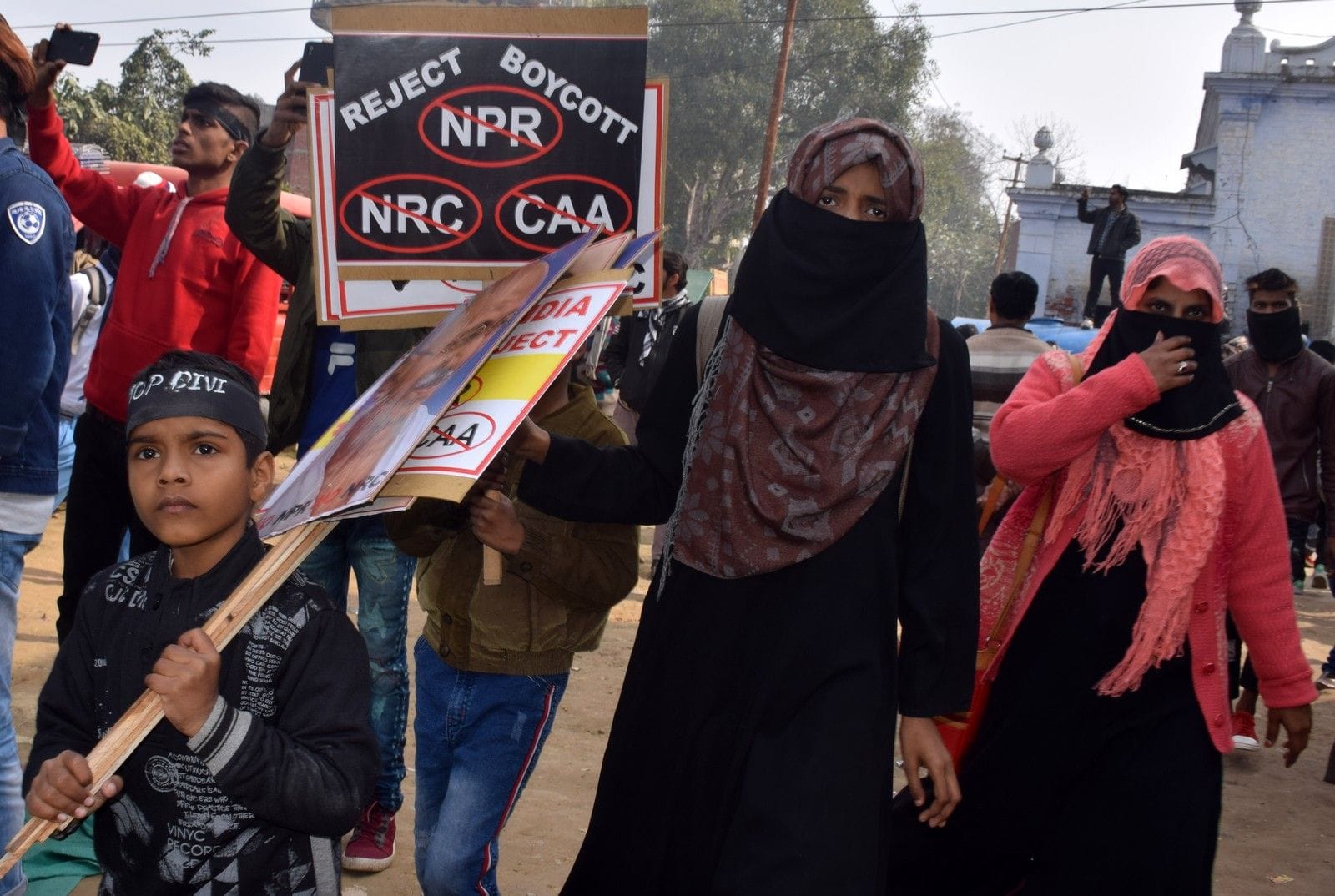 शहर के करबला मैदान में सीएए के विरोध प्रदर्शन में पोस्टर बैनर लेकर शामिल होने जाते लोग। शहर के करबला मैदान में सीएए के विरोध प्रदर्शन में पोस्टर बैनर लेकर शामिल होने जाते लोग।